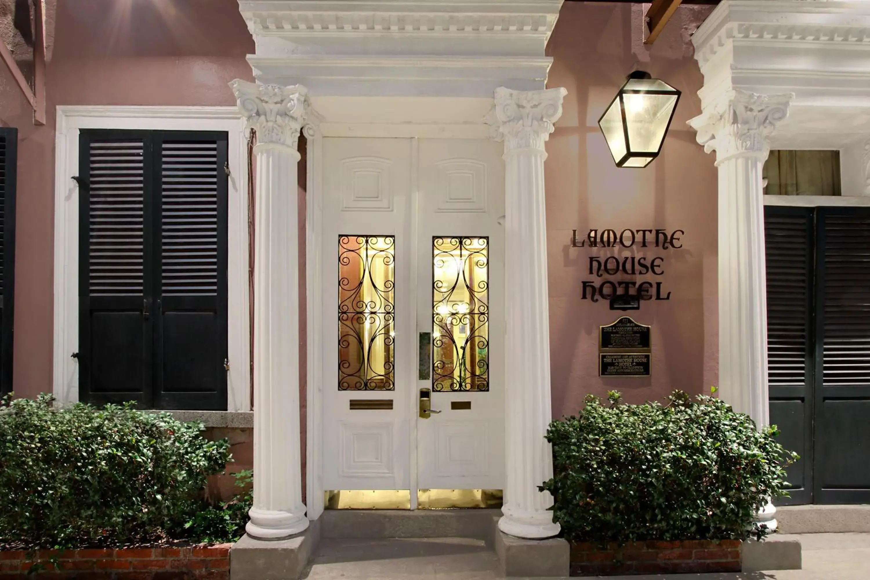 Facade/entrance in Lamothe House Hotel