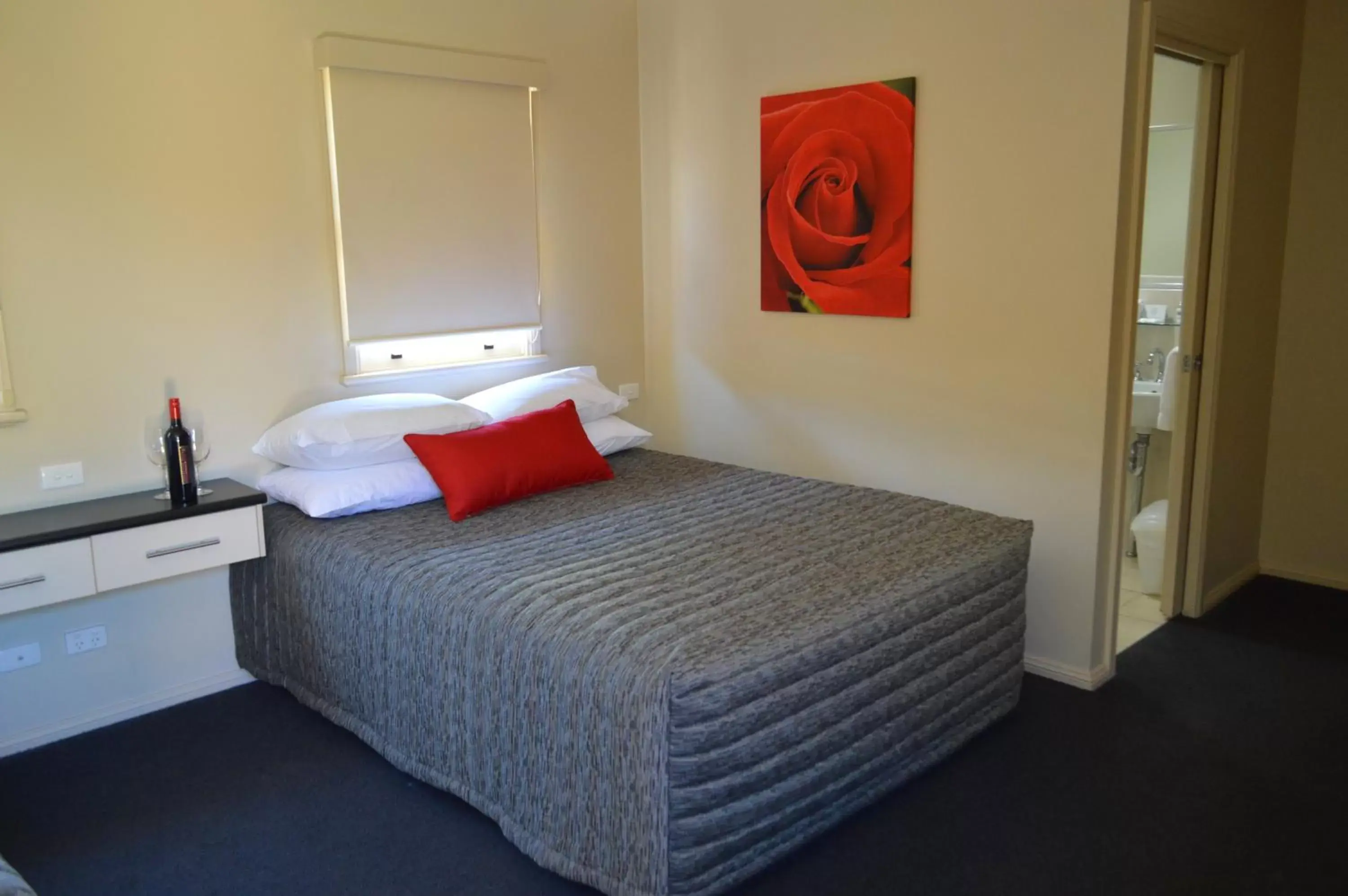 Photo of the whole room, Bed in Prince Of Wales Hotel Gulgong