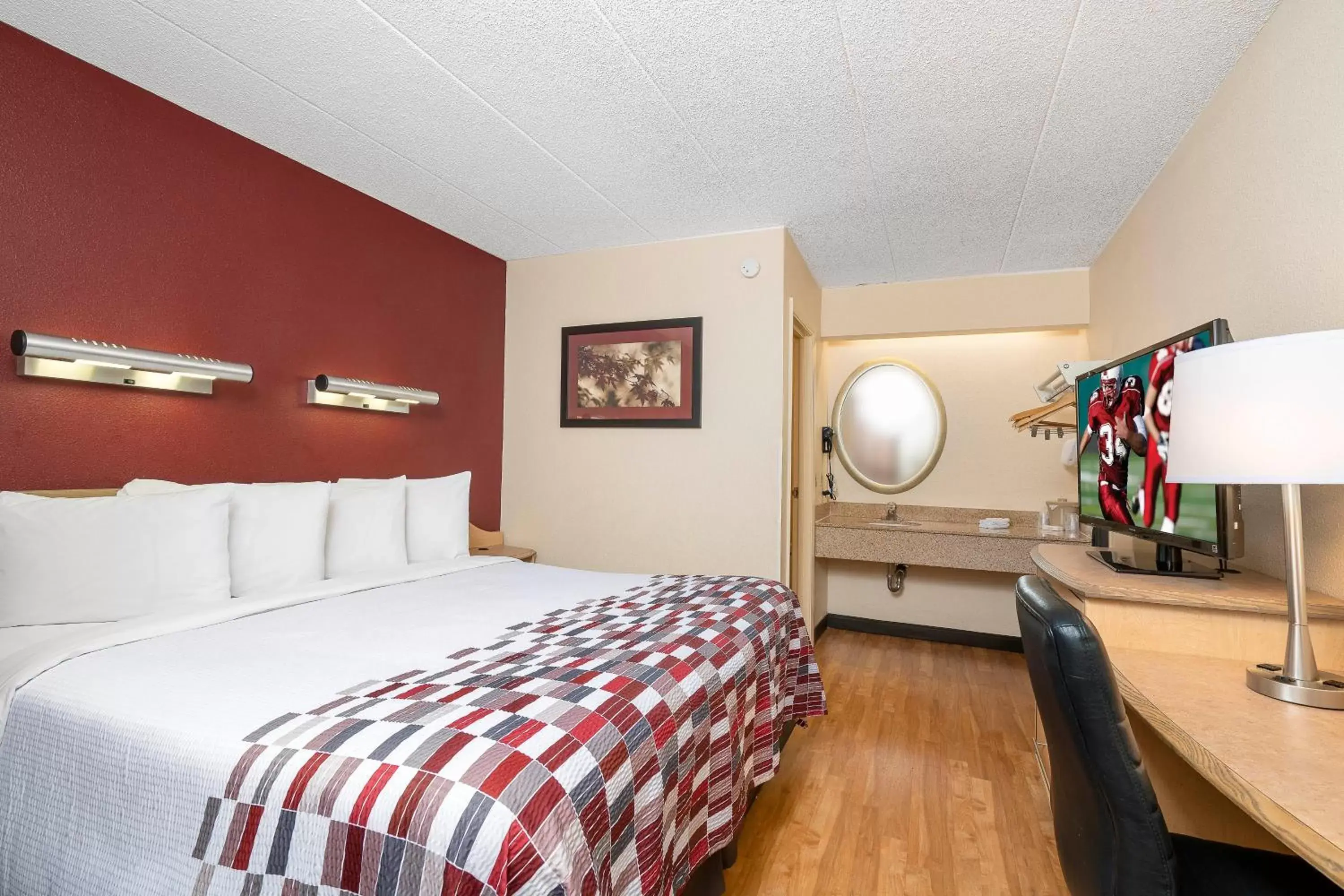 Photo of the whole room, Bed in Red Roof Inn Detroit-Rochester Hills/ Auburn Hills