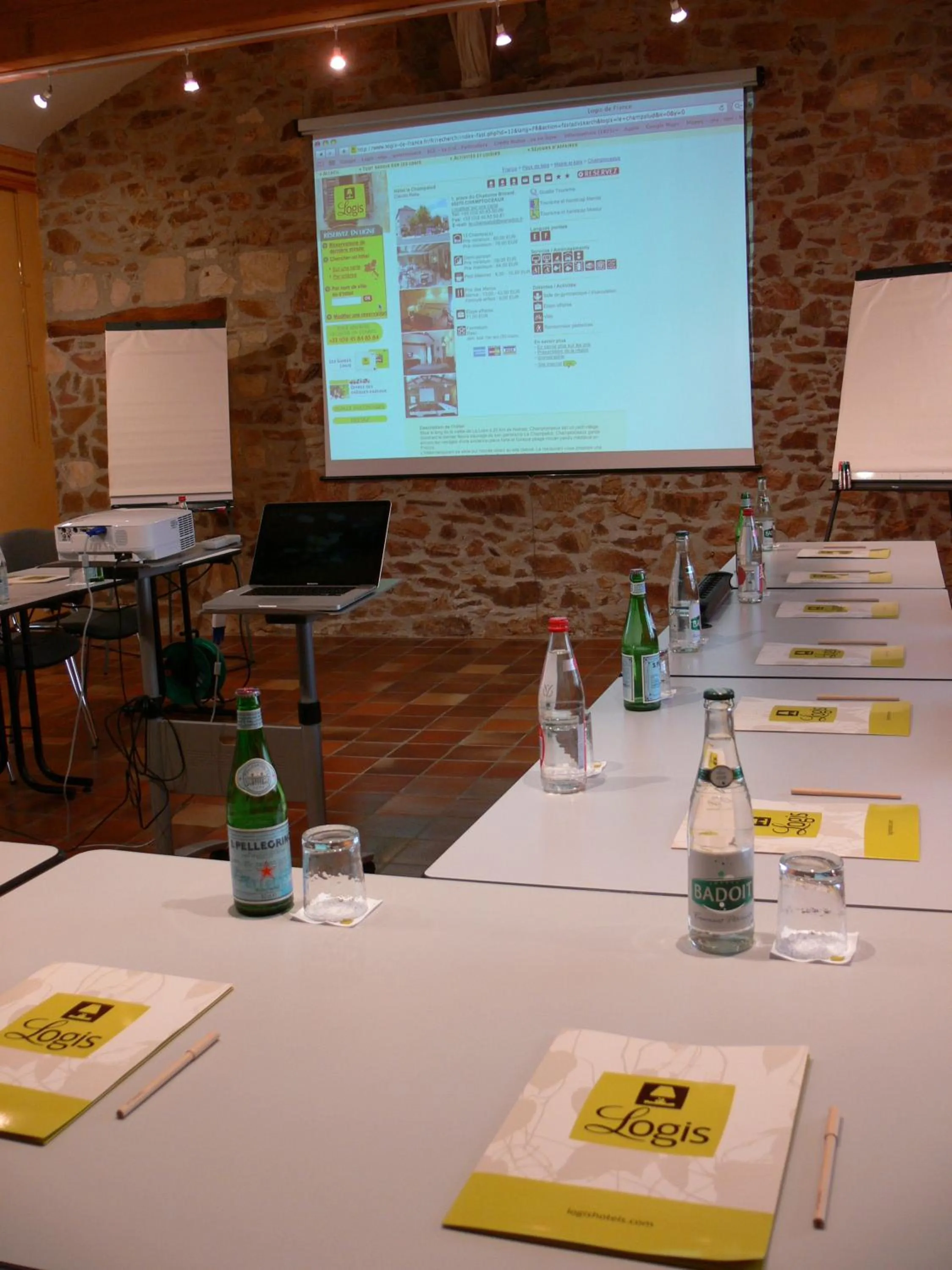 Living room in Logis Hotels Le Champalud Restaurant La Citadelle