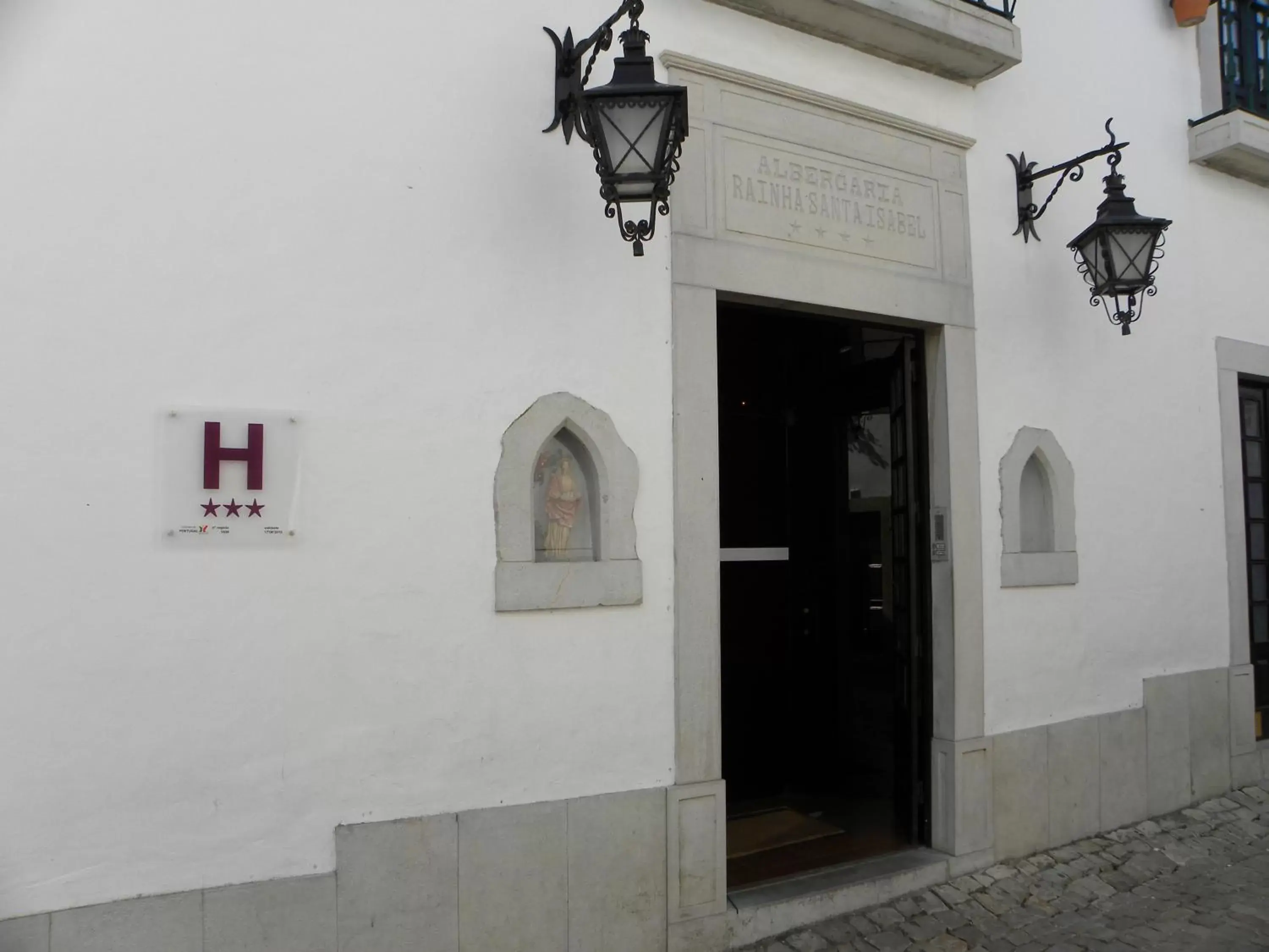 Facade/entrance in Rainha Santa Isabel - Óbidos History Hotel