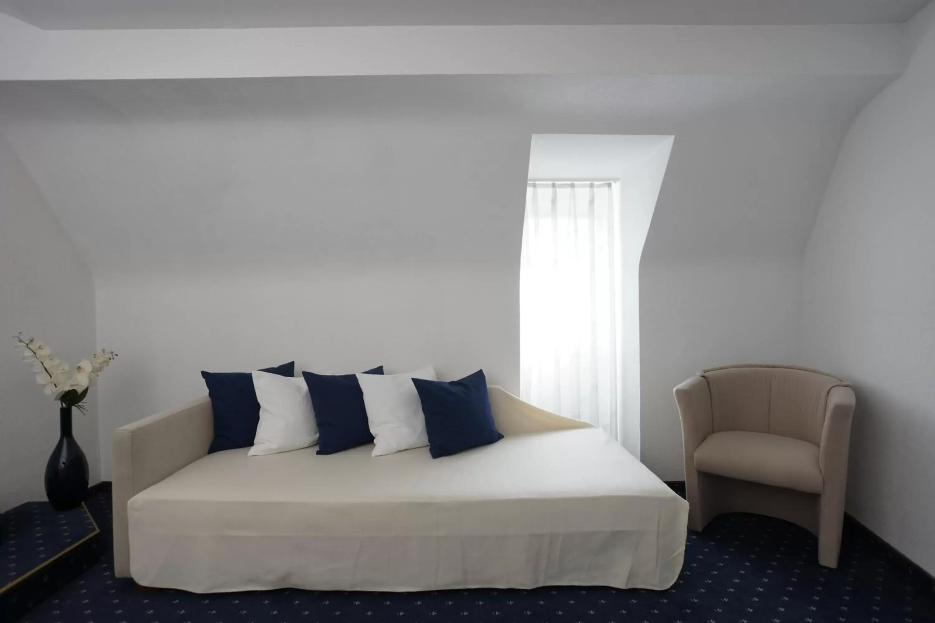 Seating area, Bed in Eisberg Hotel City
