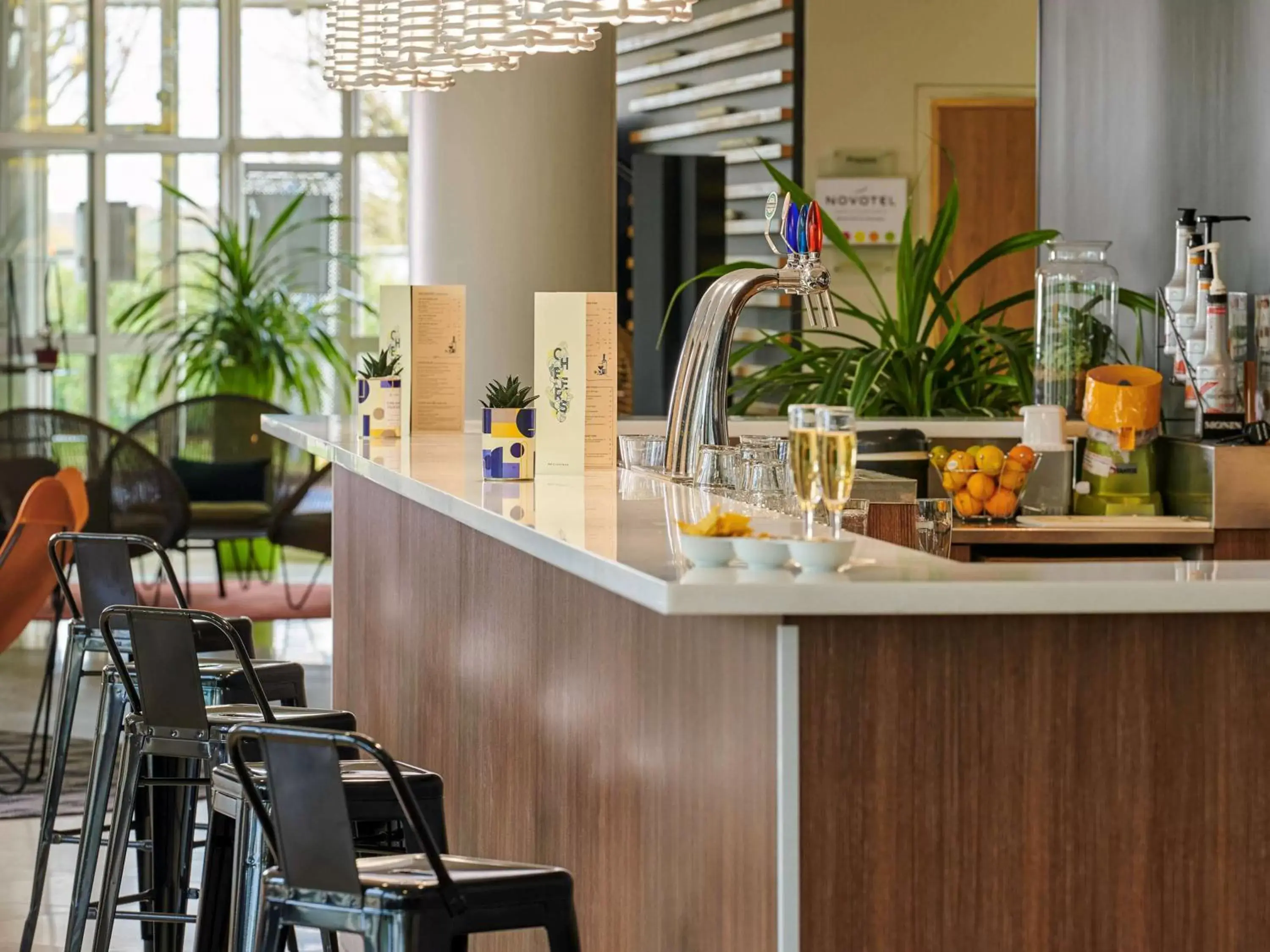 Lounge or bar, Restaurant/Places to Eat in Novotel Senart Golf De Greenparc