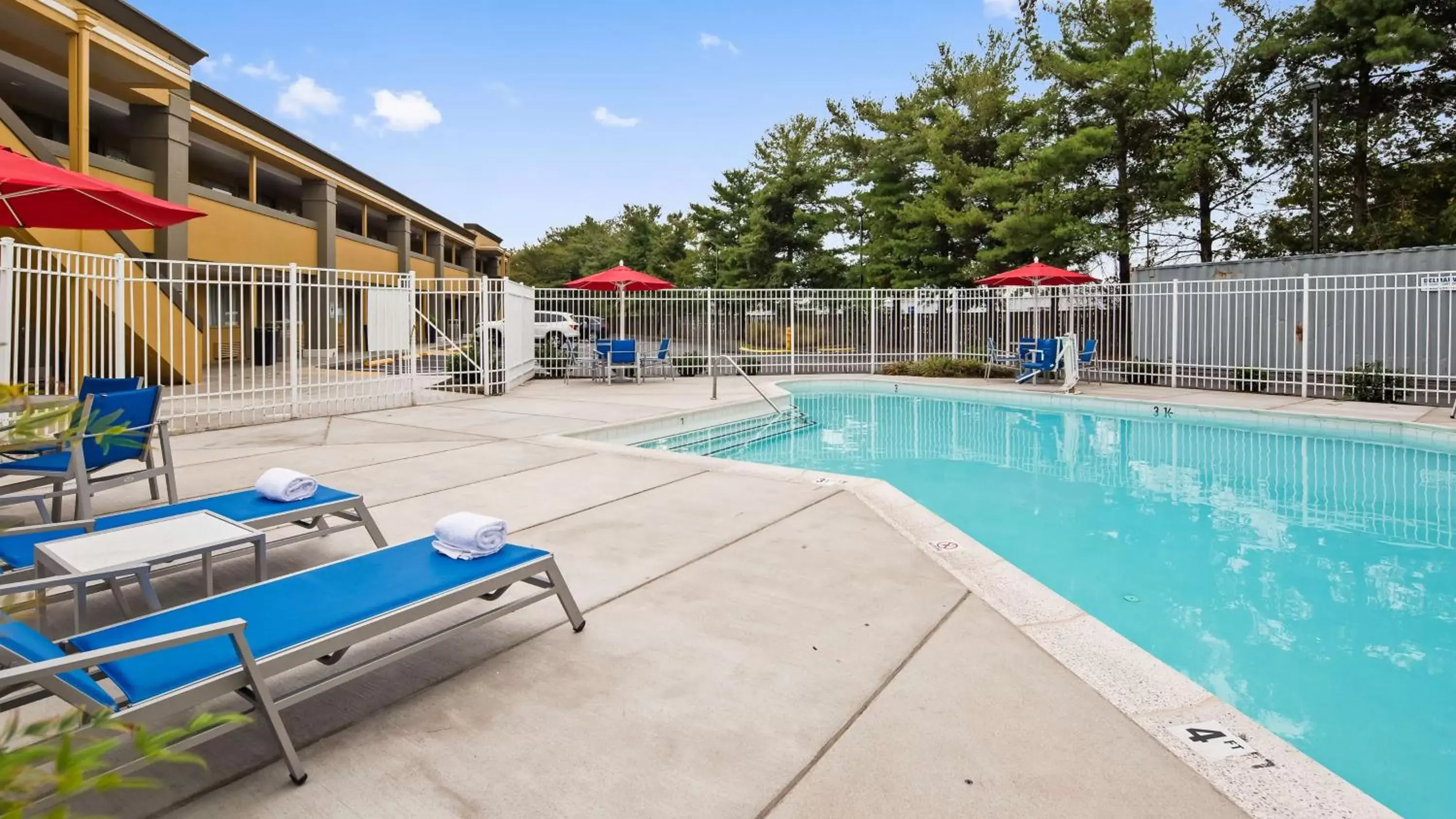 Activities, Swimming Pool in Best Western Annapolis