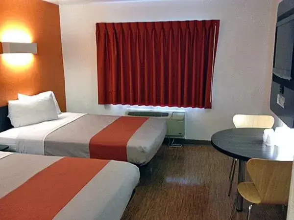 Bed in Motel 6-Palatine, IL - Chicago Northwest