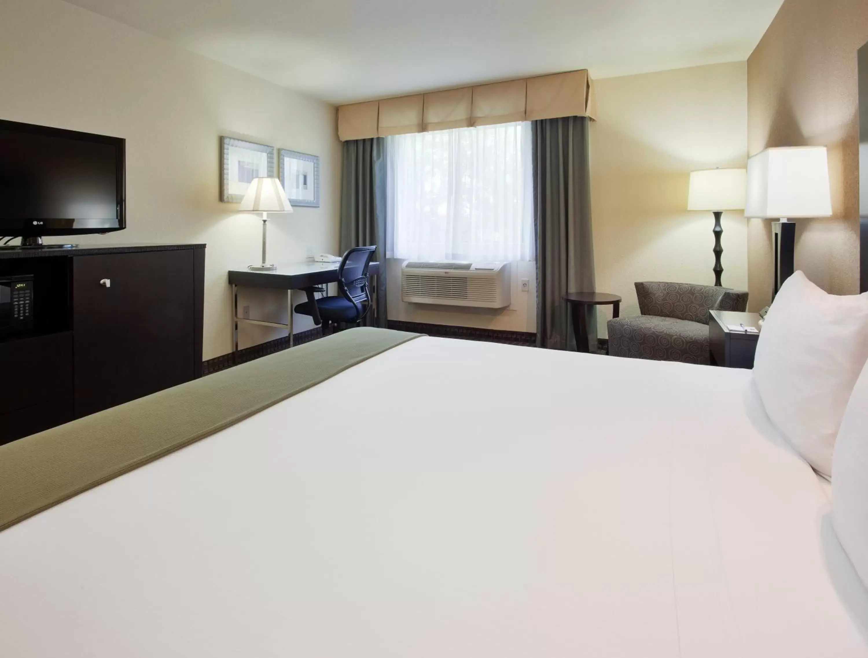 Photo of the whole room, Bed in Holiday Inn Express Hotel Union City San Jose, an IHG Hotel