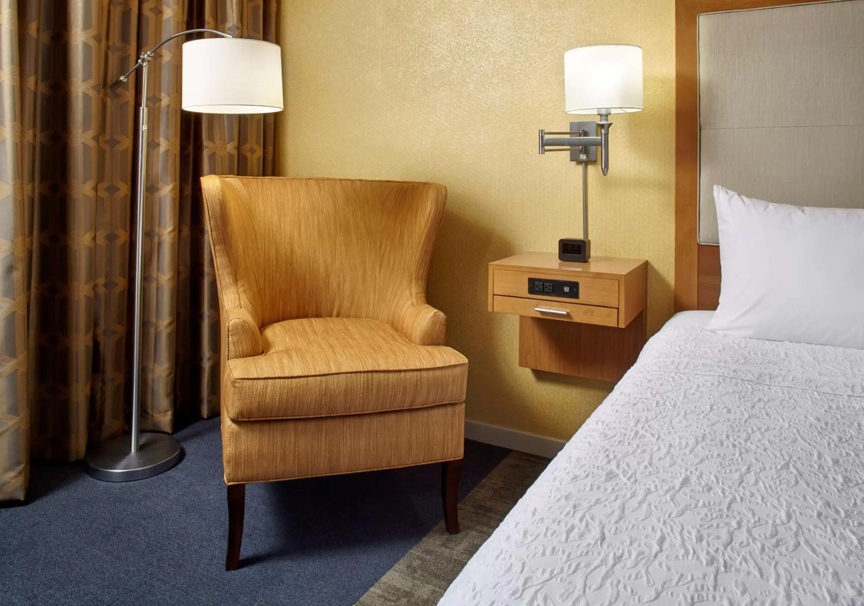 Living room, Seating Area in Hampton Inn & Suites Pittsburgh Airport South/Settlers Ridge