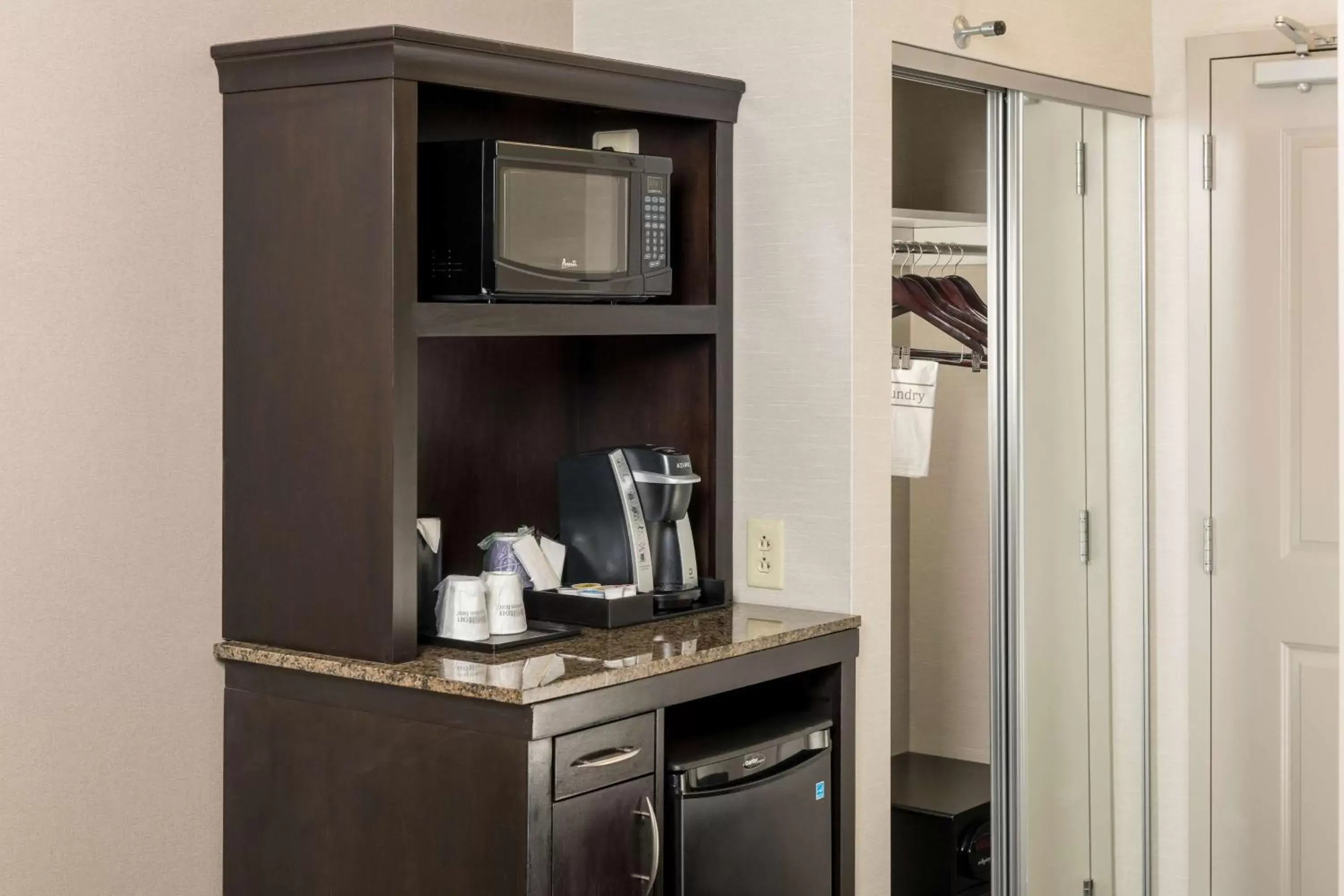 Bedroom, Coffee/Tea Facilities in Hilton Garden Inn Silver Spring White Oak