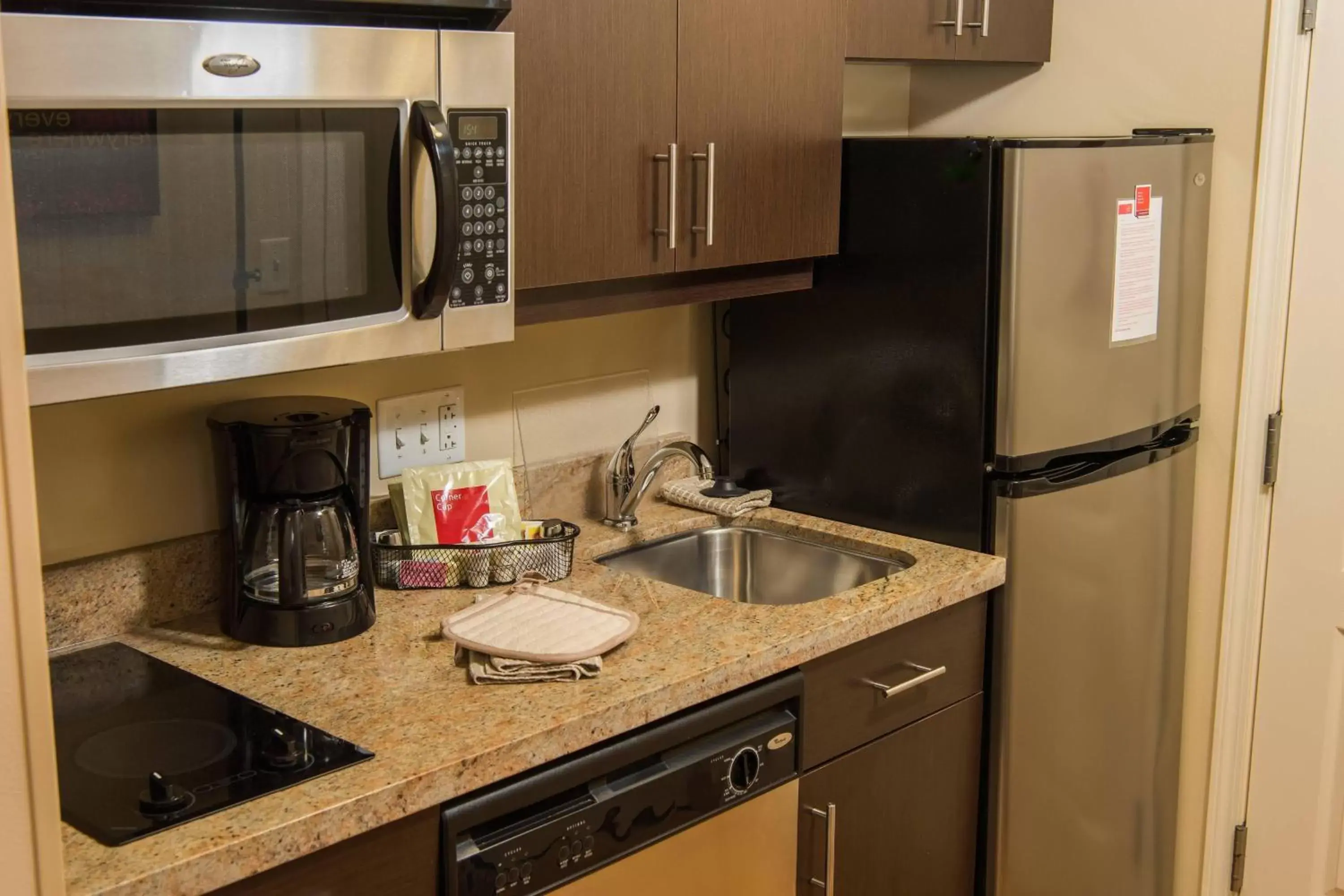 Kitchen or kitchenette, Kitchen/Kitchenette in TownePlace Suites by Marriott Erie