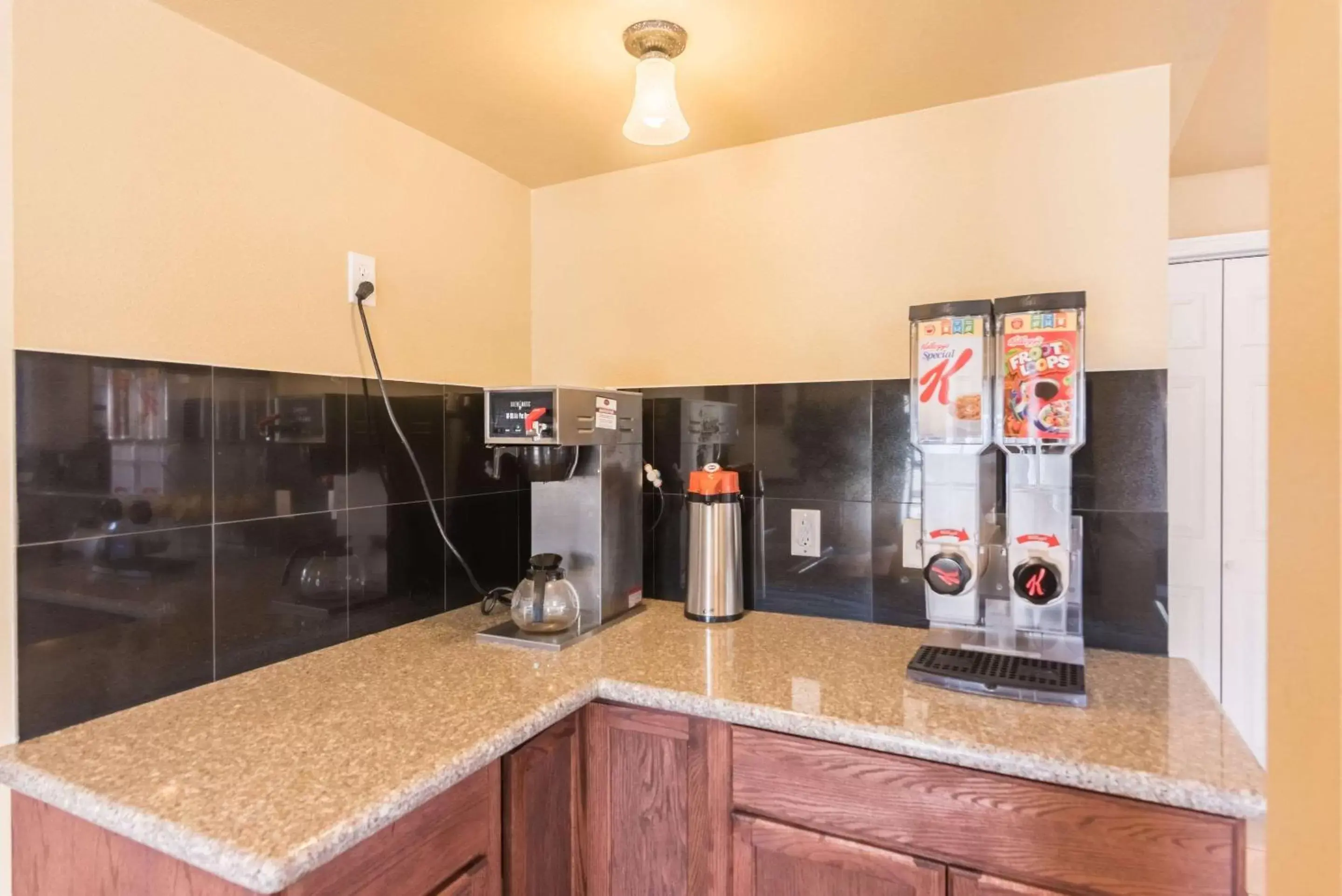 Restaurant/places to eat, Kitchen/Kitchenette in 1st Interstate Inn Montrose