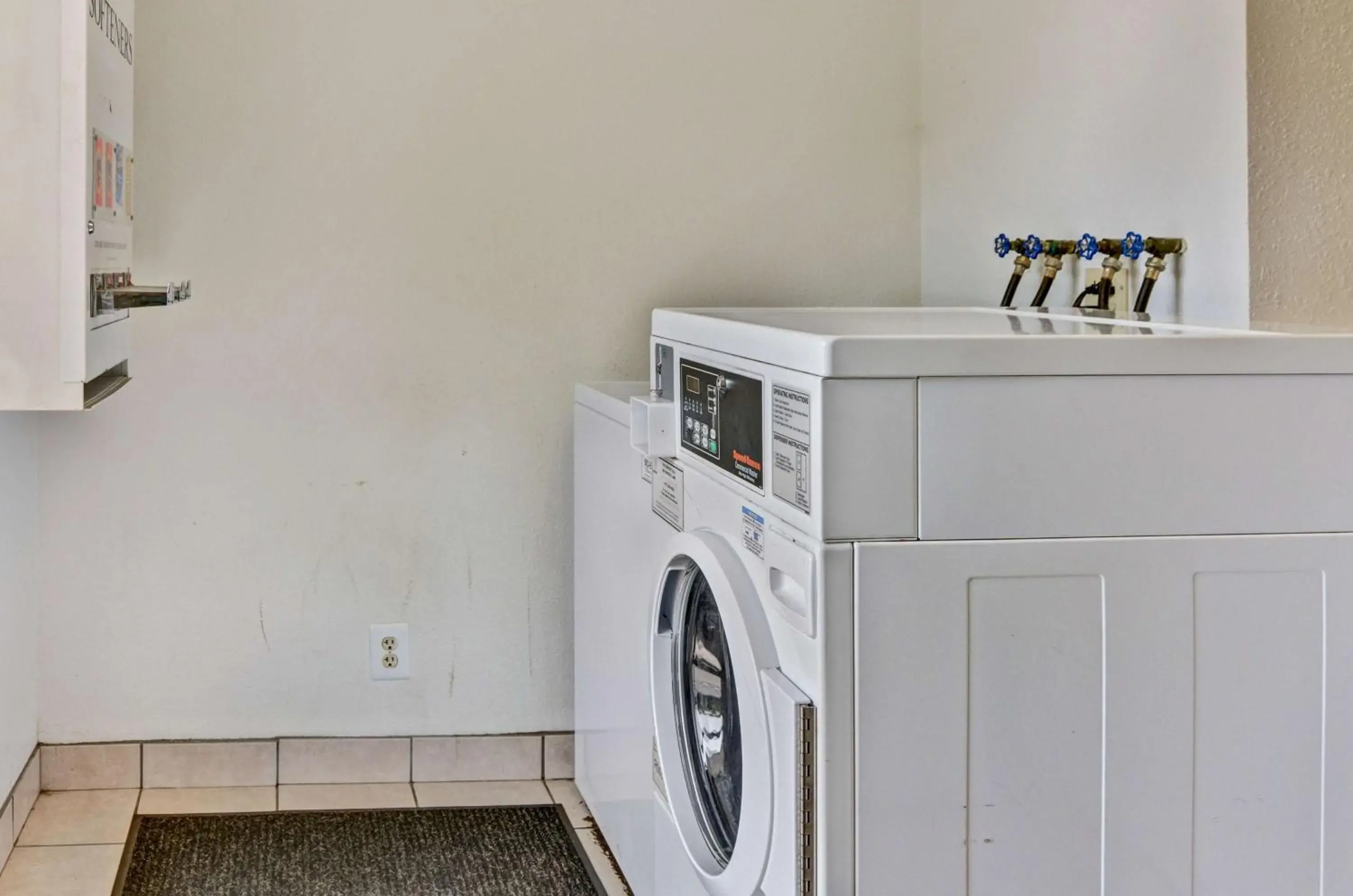 laundry, Kitchen/Kitchenette in Motel 6-Pittsburgh, PA - Crafton