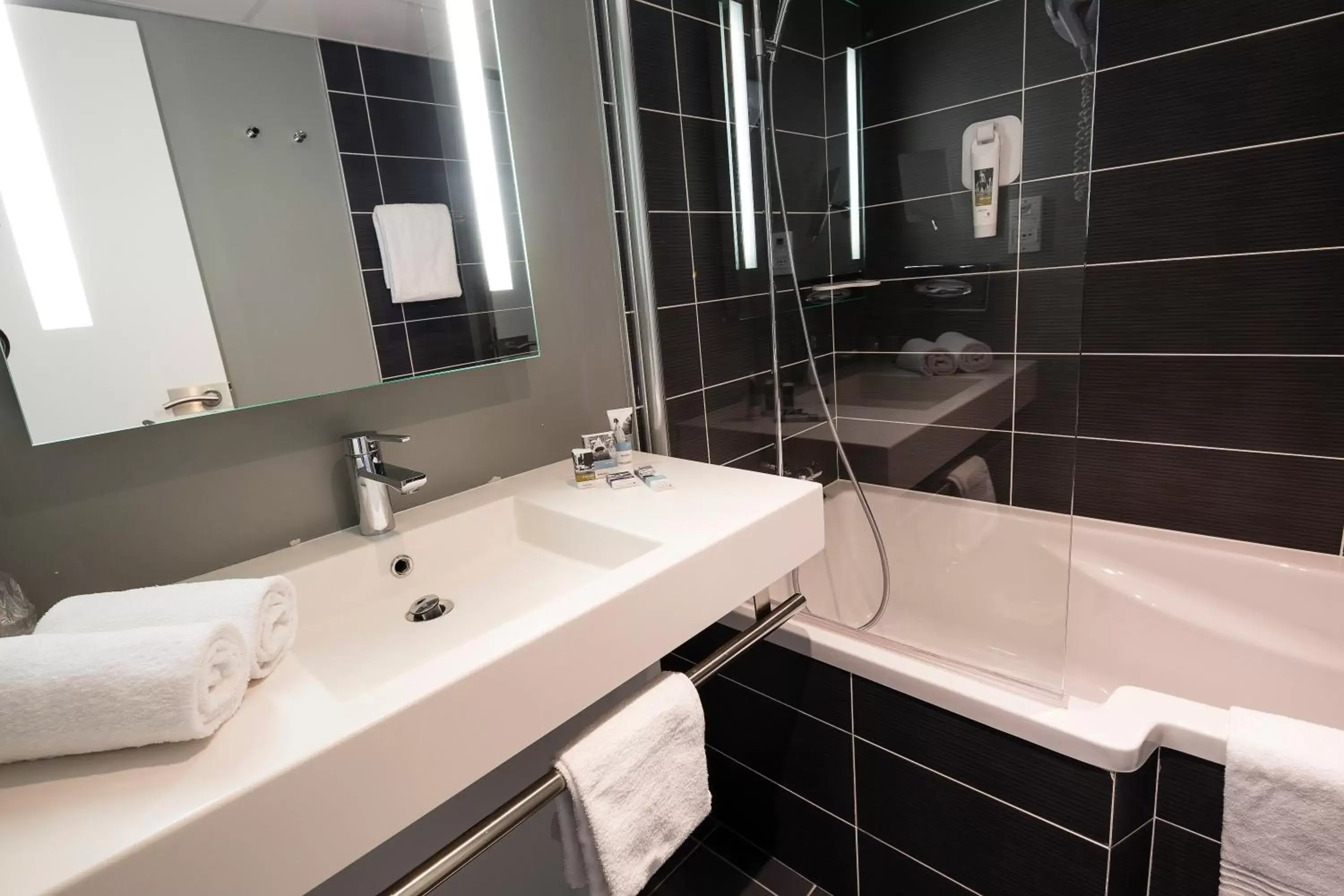 Bathroom in Mercure Compiègne Sud