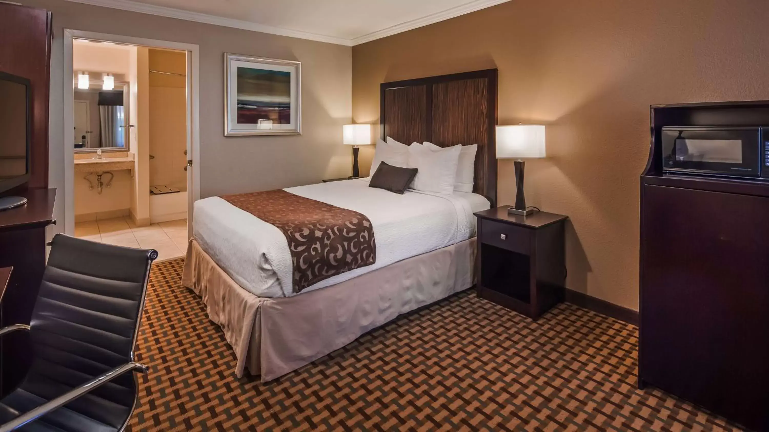 Queen Room with Bathtub - Disability Access in Best Western Plus Orchid Hotel & Suites Queen Room with Bathtub - Disability Access in Best Western Plus Orchid Hotel & Suites