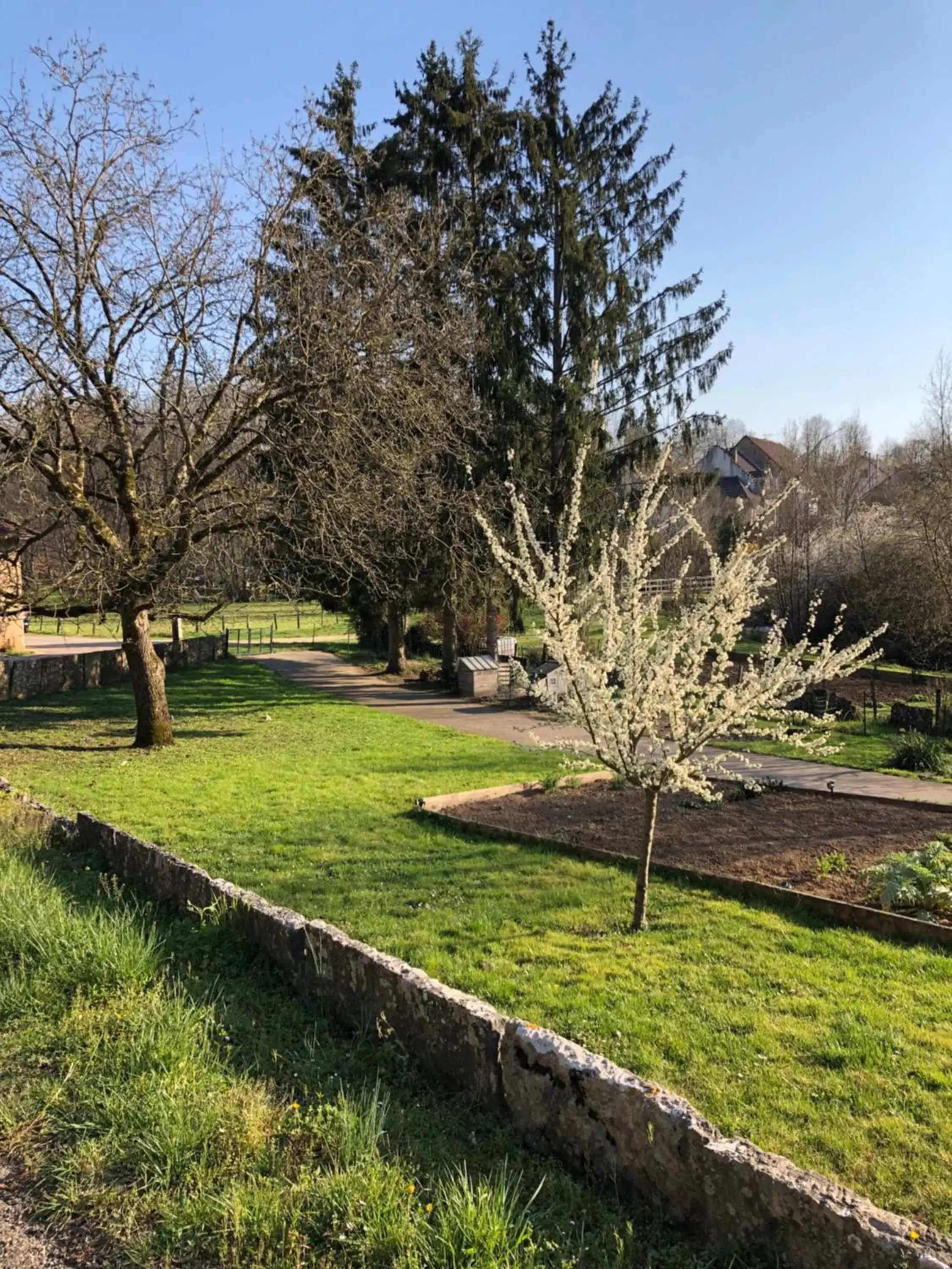 Garden in Au Lavoir du Serein "Les Lavandières"