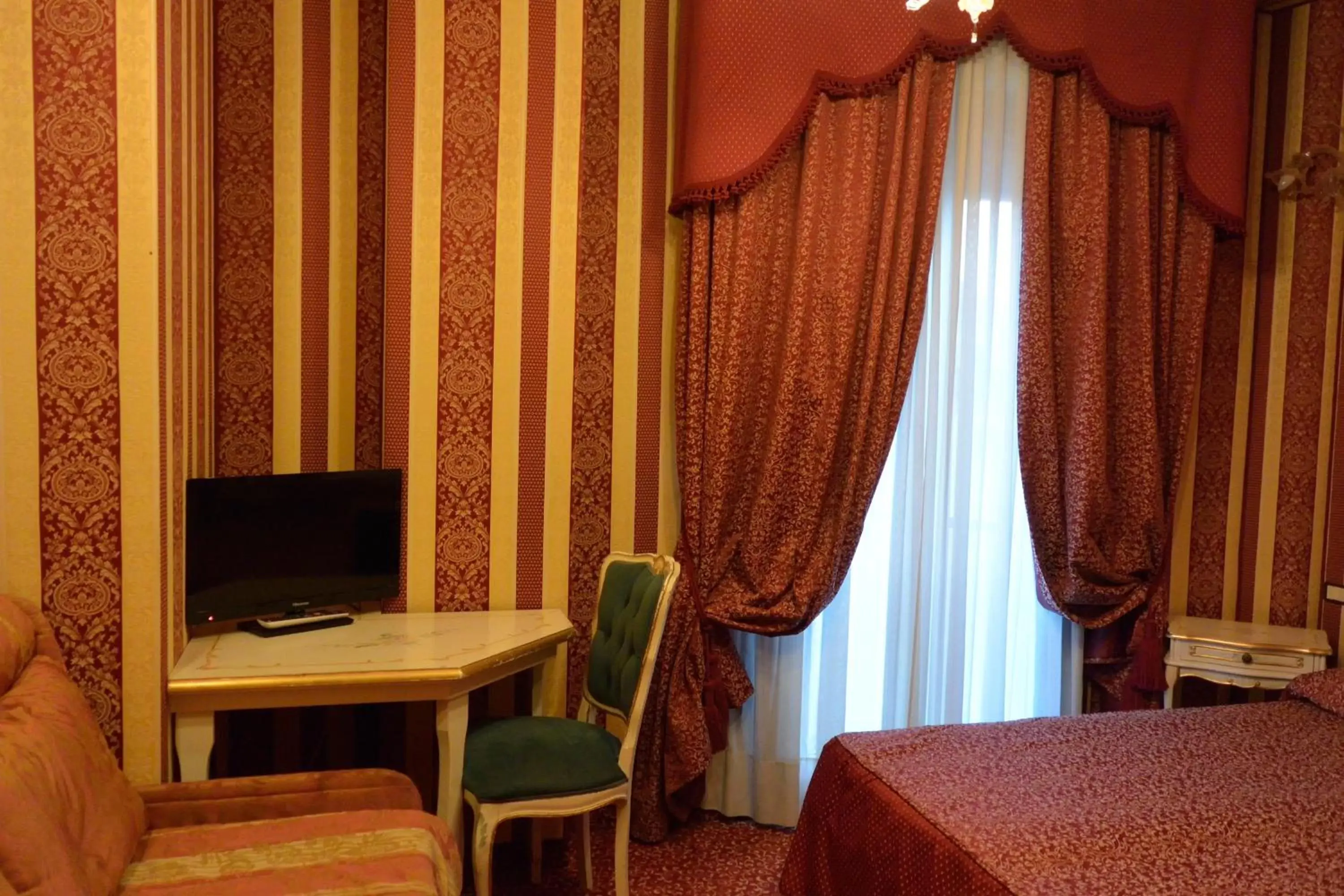 TV and multimedia, TV/Entertainment Center in Hotel Belle Arti