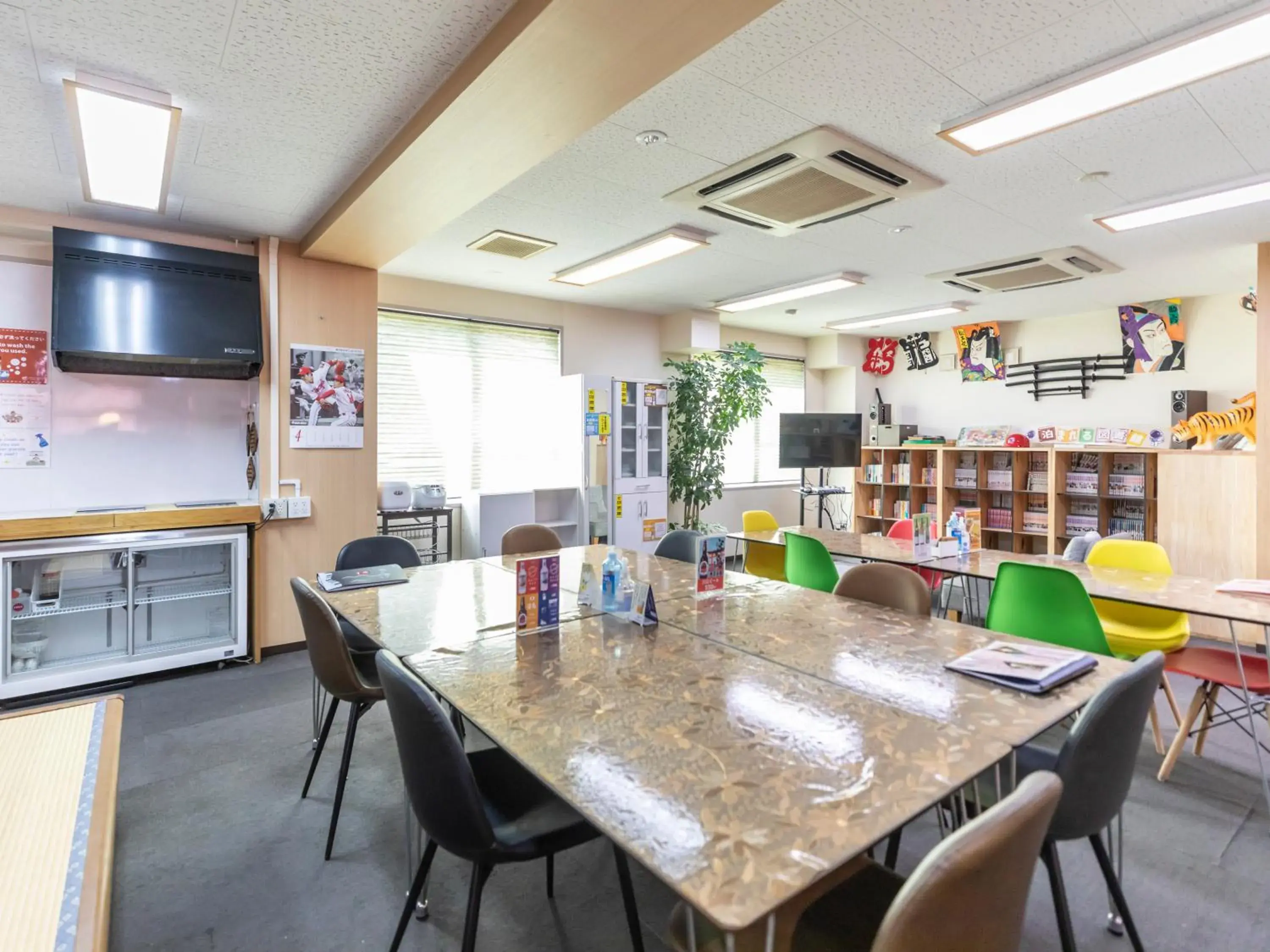 Communal lounge/ TV room in Omotenashi Hostel Miyajima