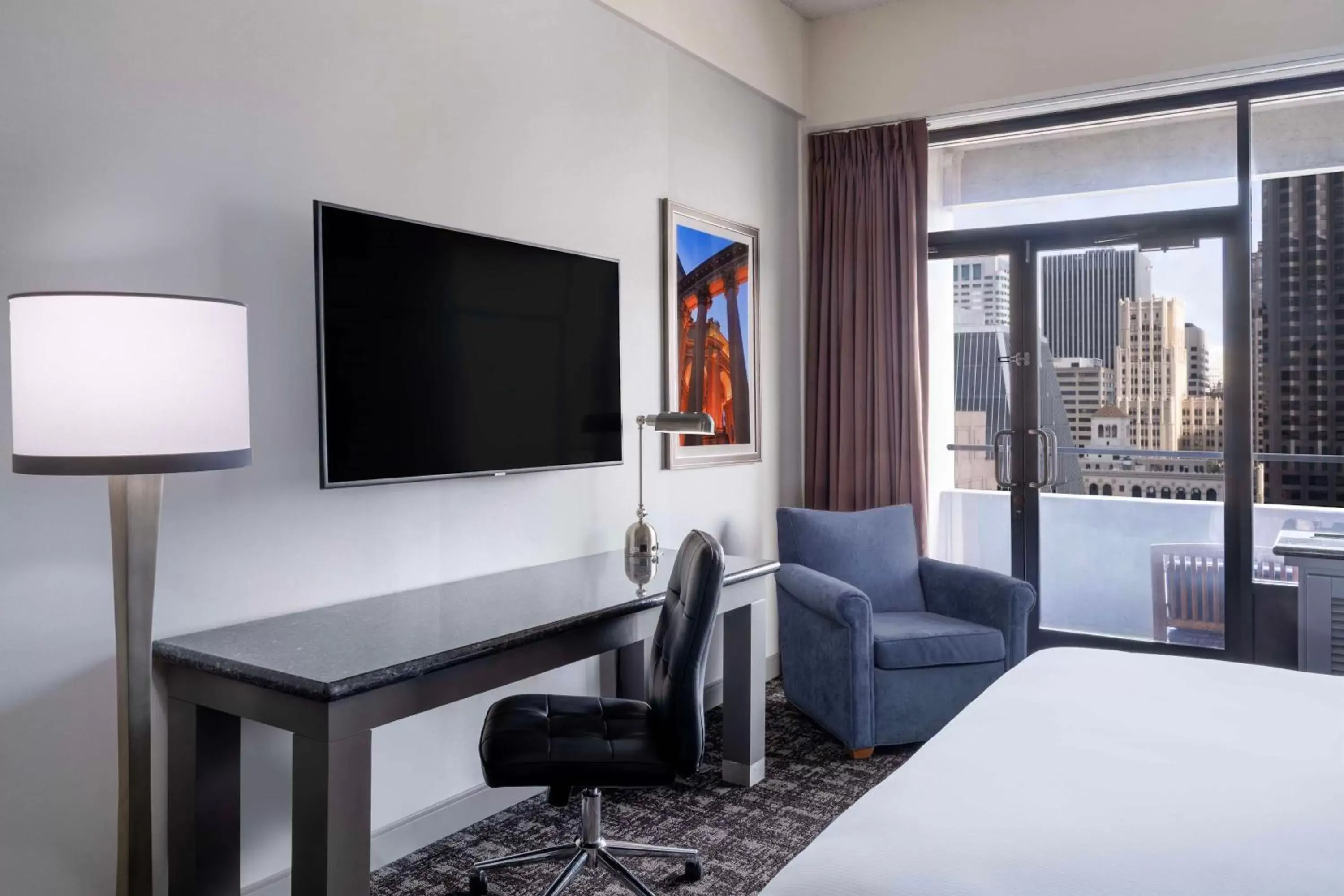 Bedroom, TV/Entertainment Center in Hilton San Francisco Financial District