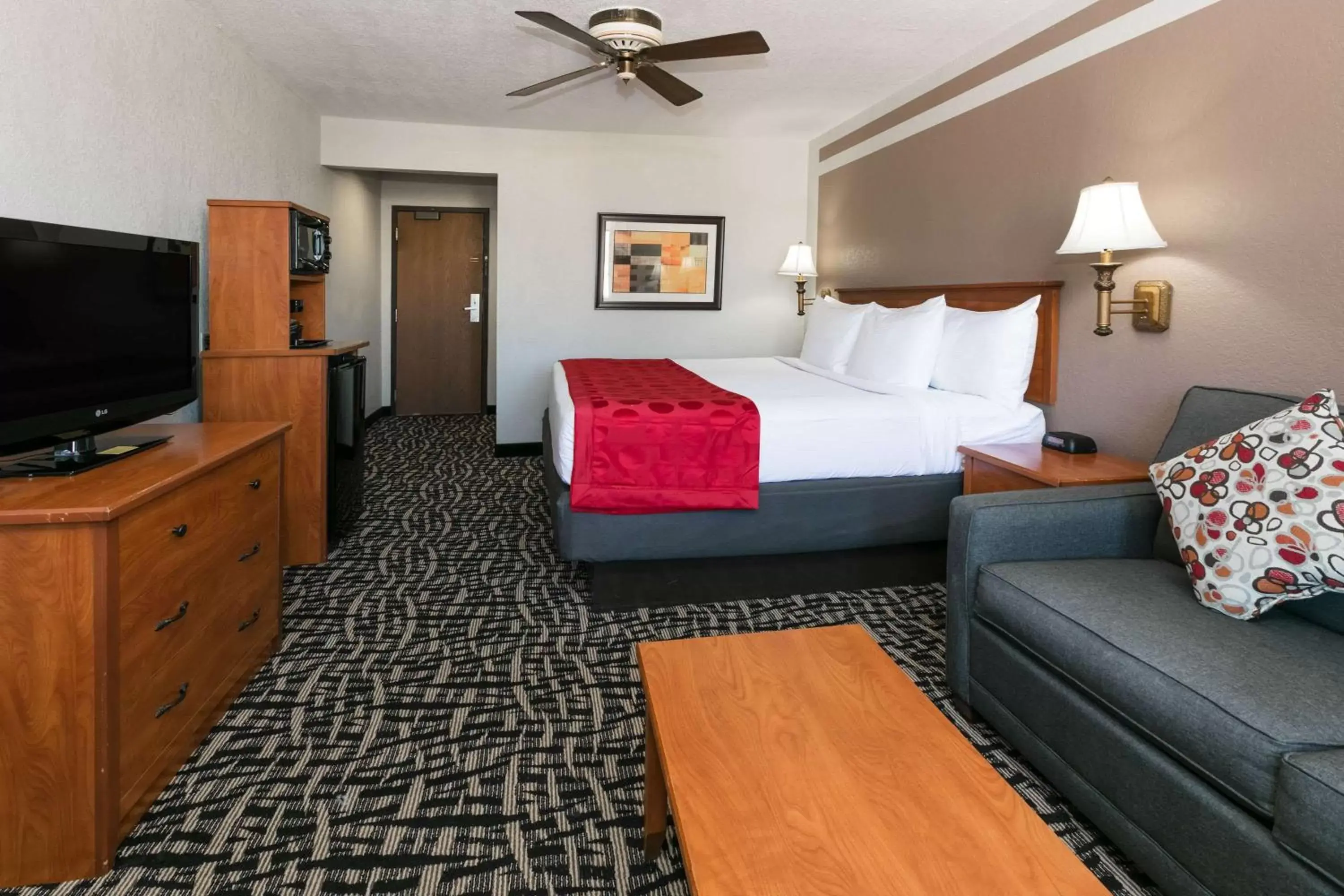 Deluxe King Room - Non-Smoking in Ramada by Wyndham Oklahoma City Airport North