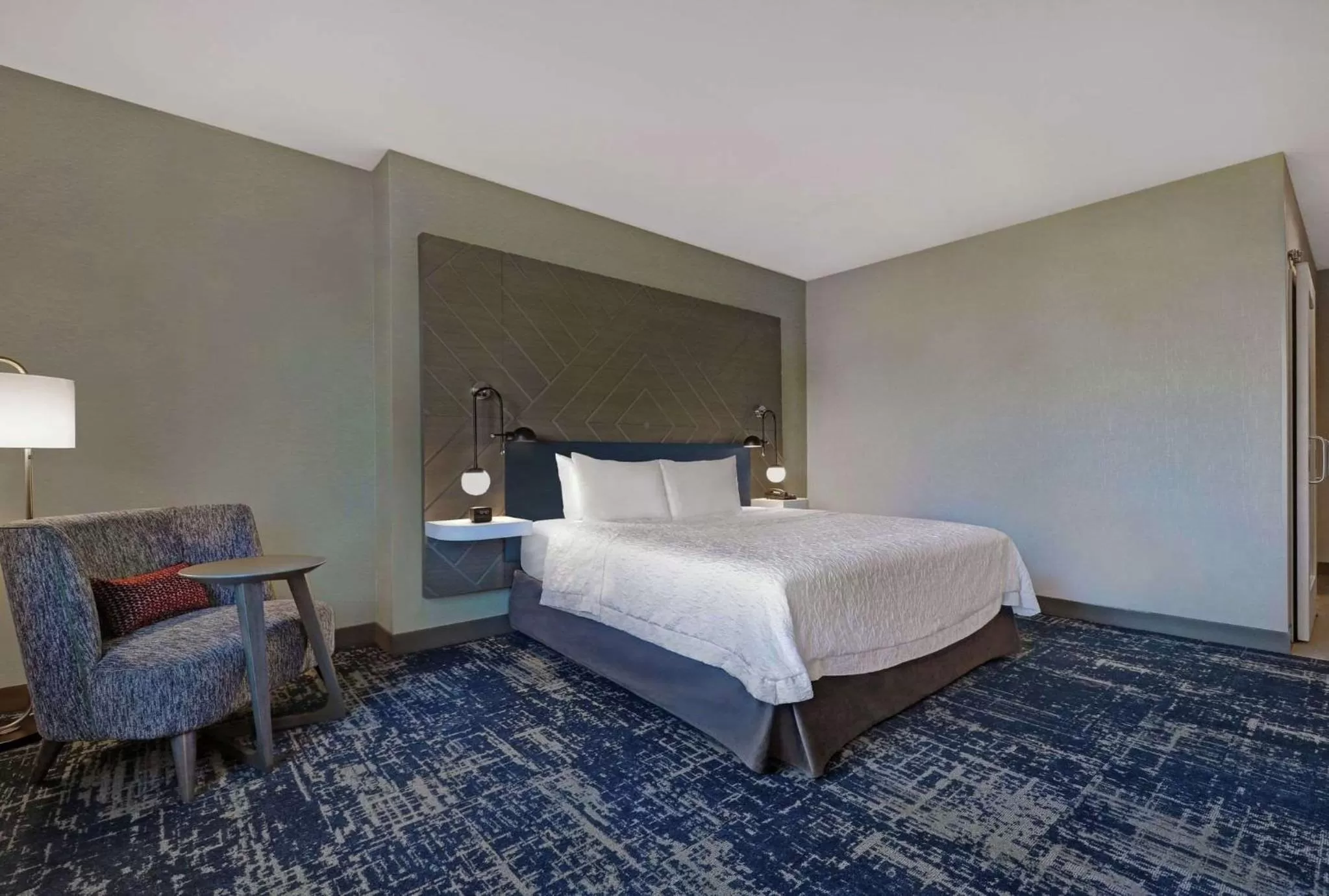 Living room, Bed in Hampton Inn Patterson, Ca