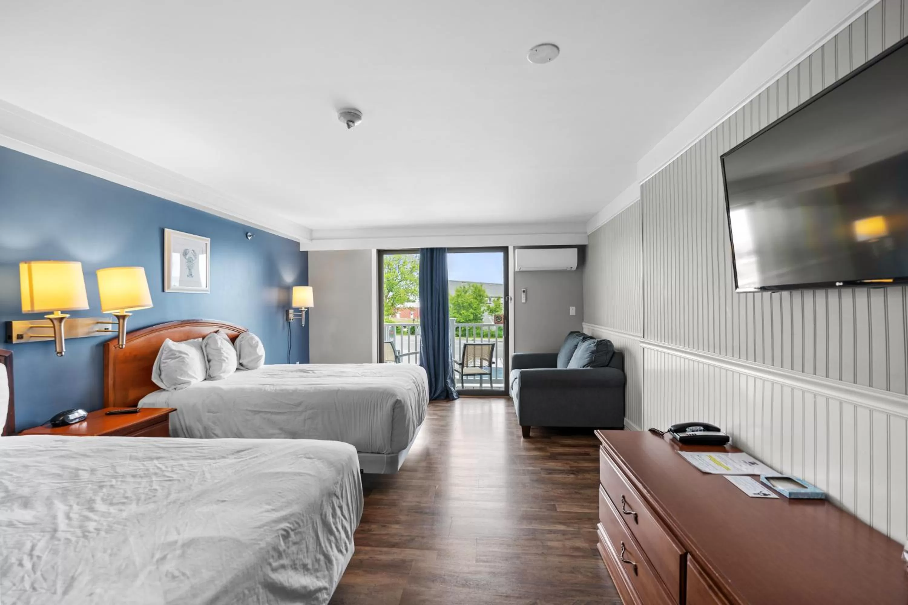 Property building in Trade Winds Inn
