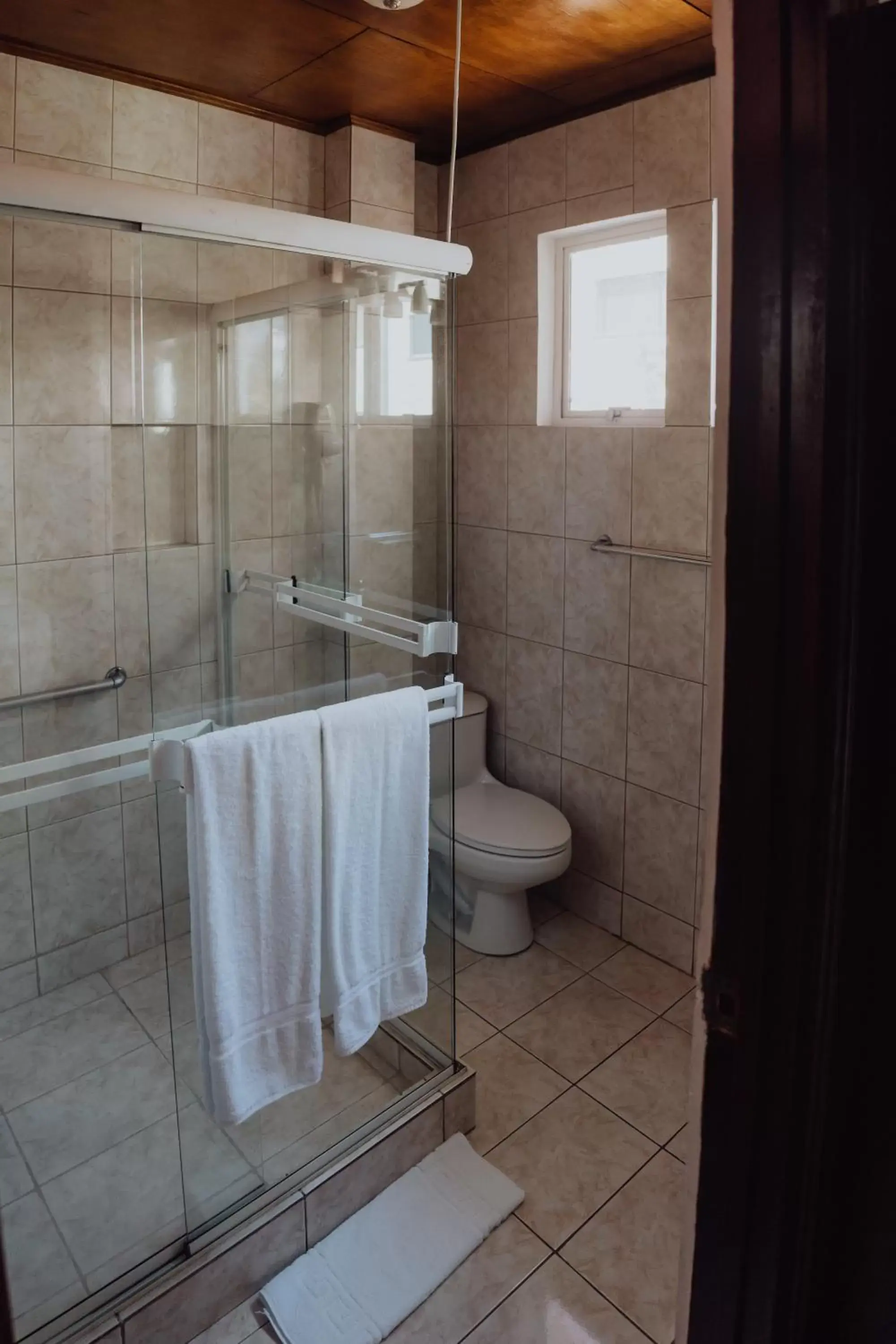 Toilet, Bathroom in Hotel Dunn Inn