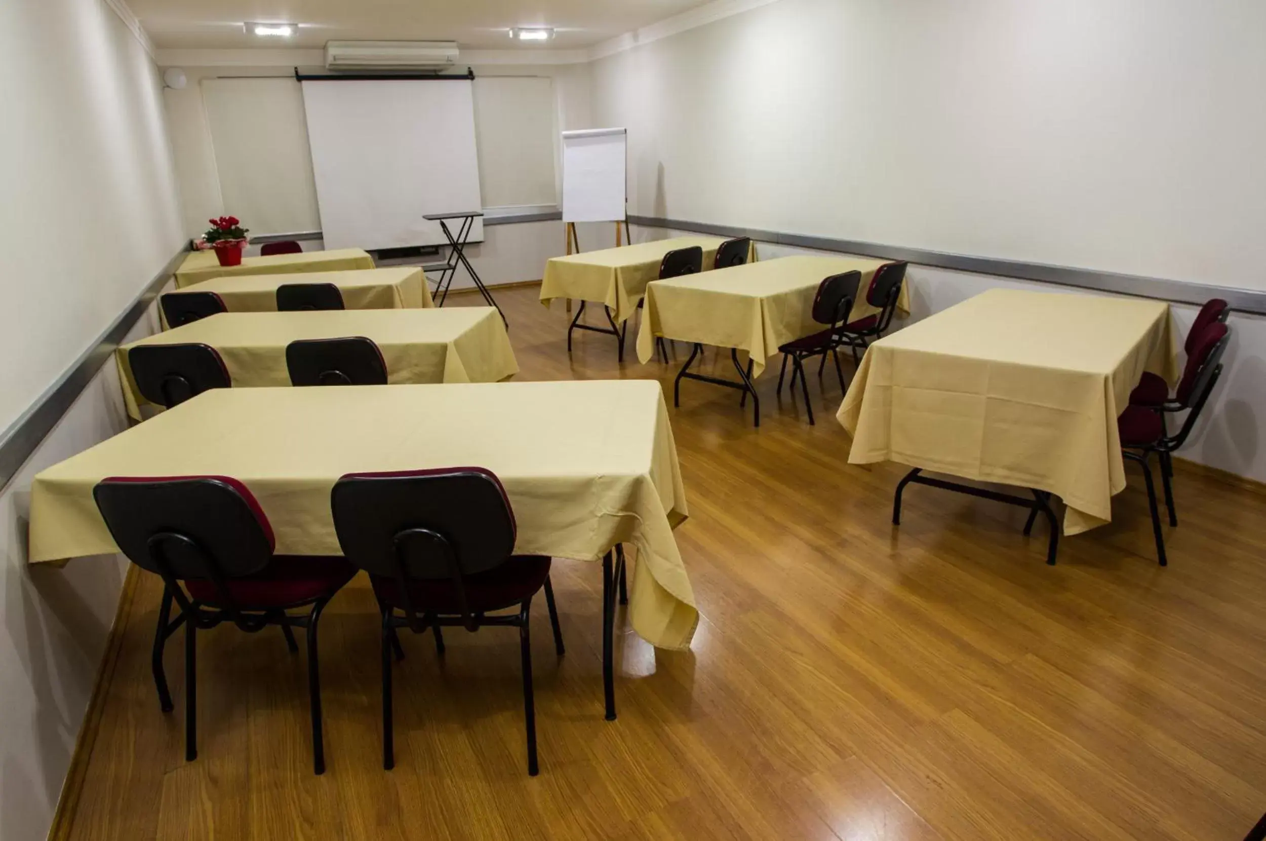 Business facilities in LEON PARK HOTEL e CONVENÇÕES - Melhor Custo Benefício