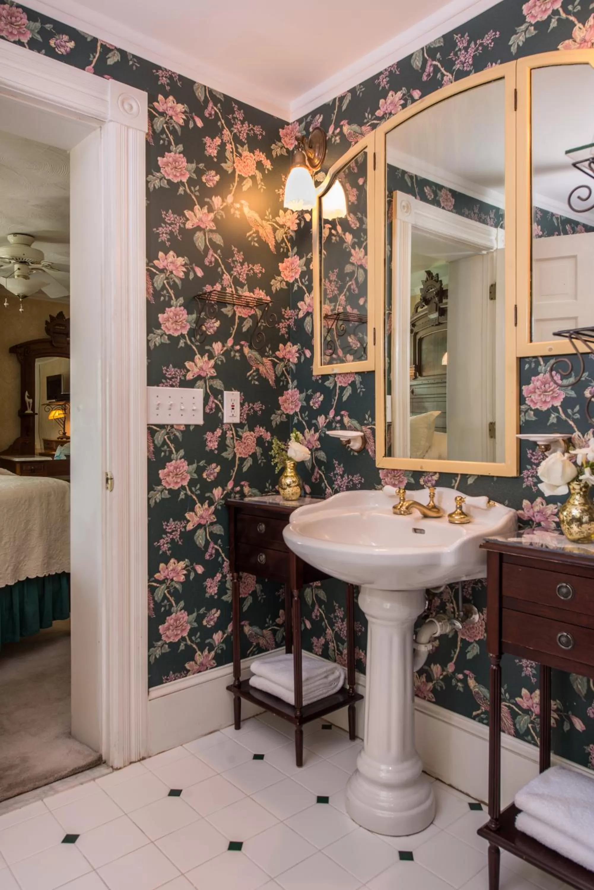 Bathroom in White Doe Inn Bed & Breakfast