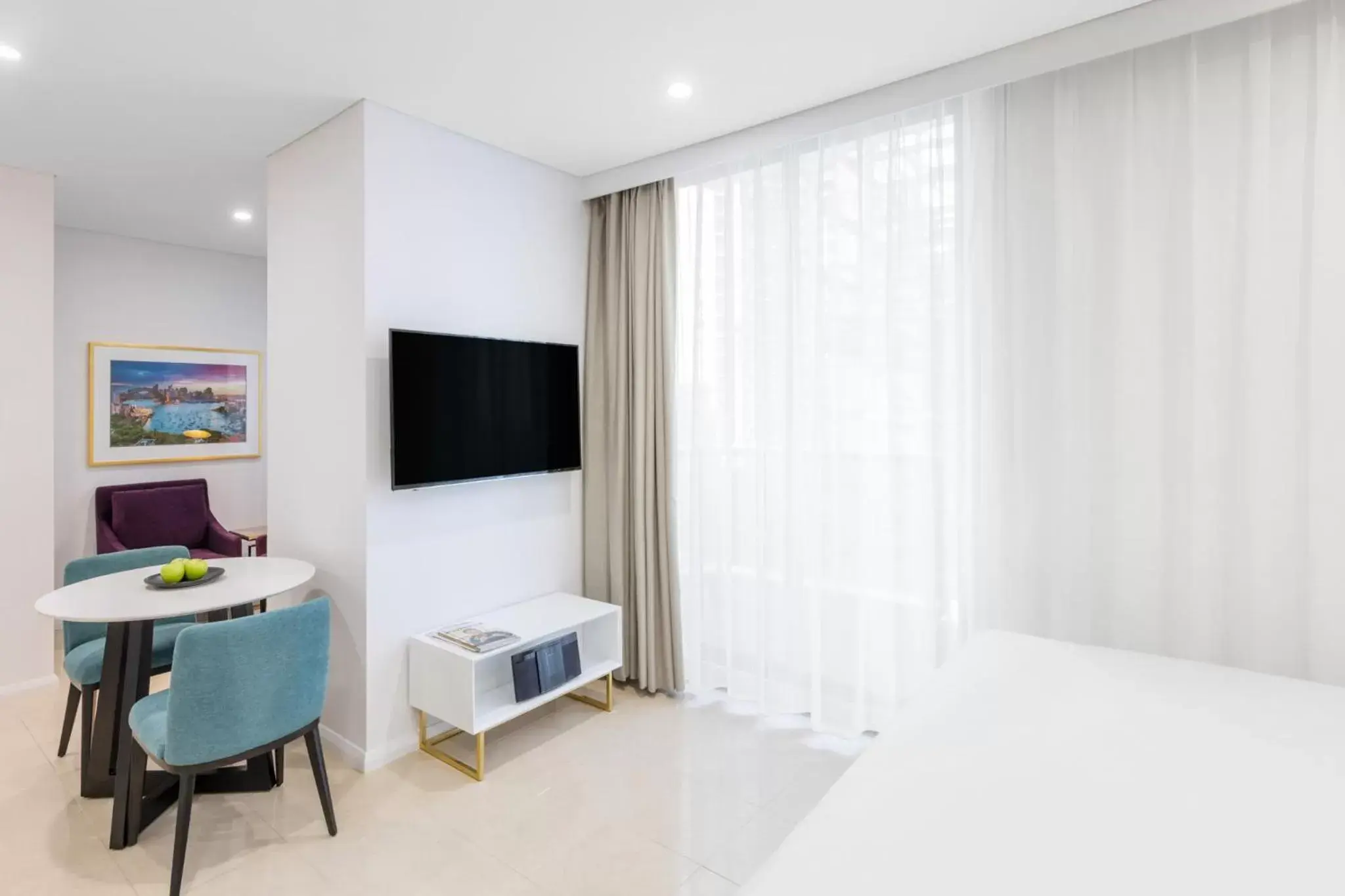 Bed, TV/Entertainment Center in Meriton Suites Pitt Street, Sydney