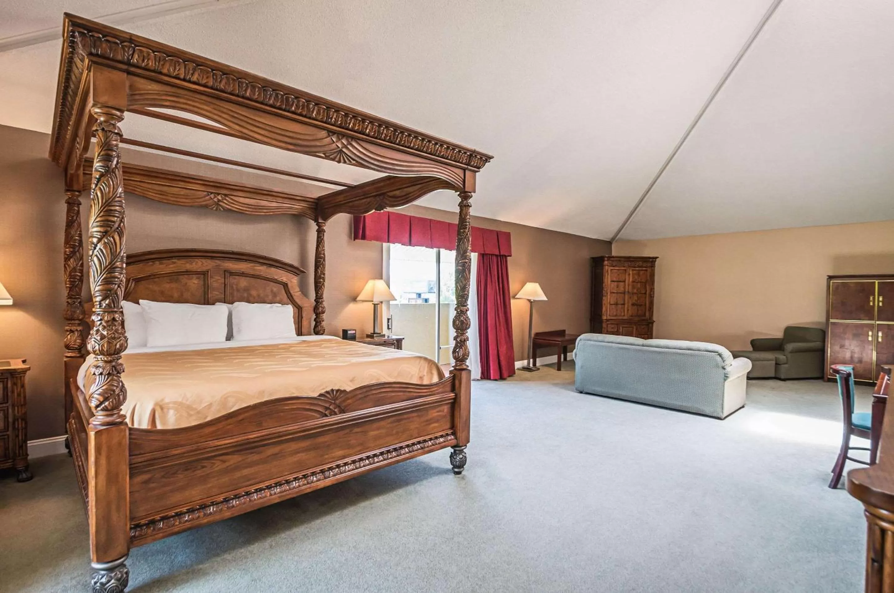 Photo of the whole room, Bed in Quality Inn & Suites Frostburg-Cumberland