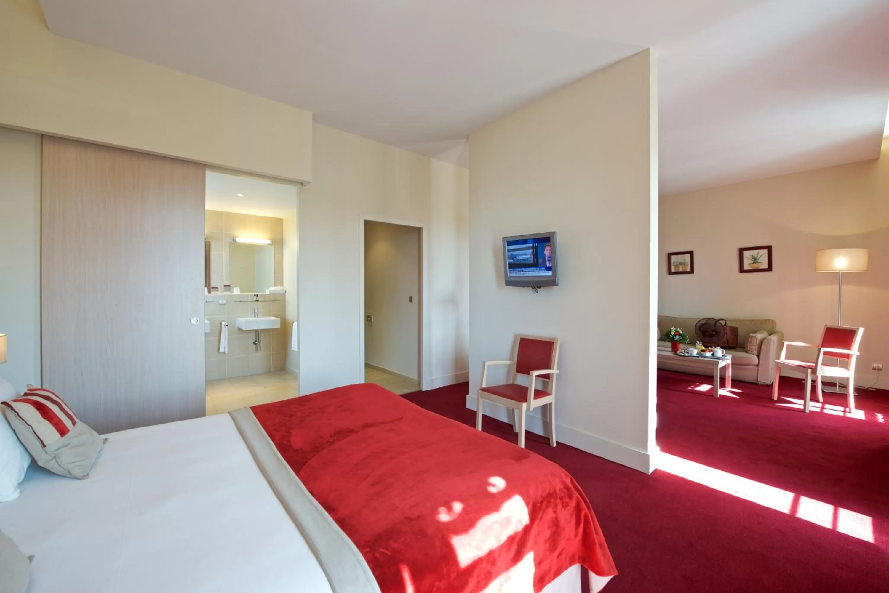 Bathroom, Bed in Hôtel du Parc