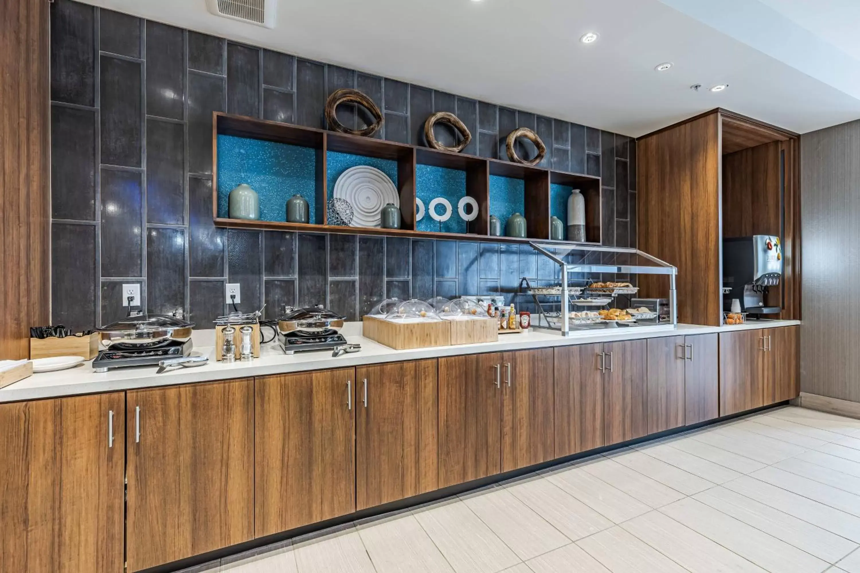 Breakfast, Kitchen/Kitchenette in SpringHill Suites by Marriott Fort Wayne North