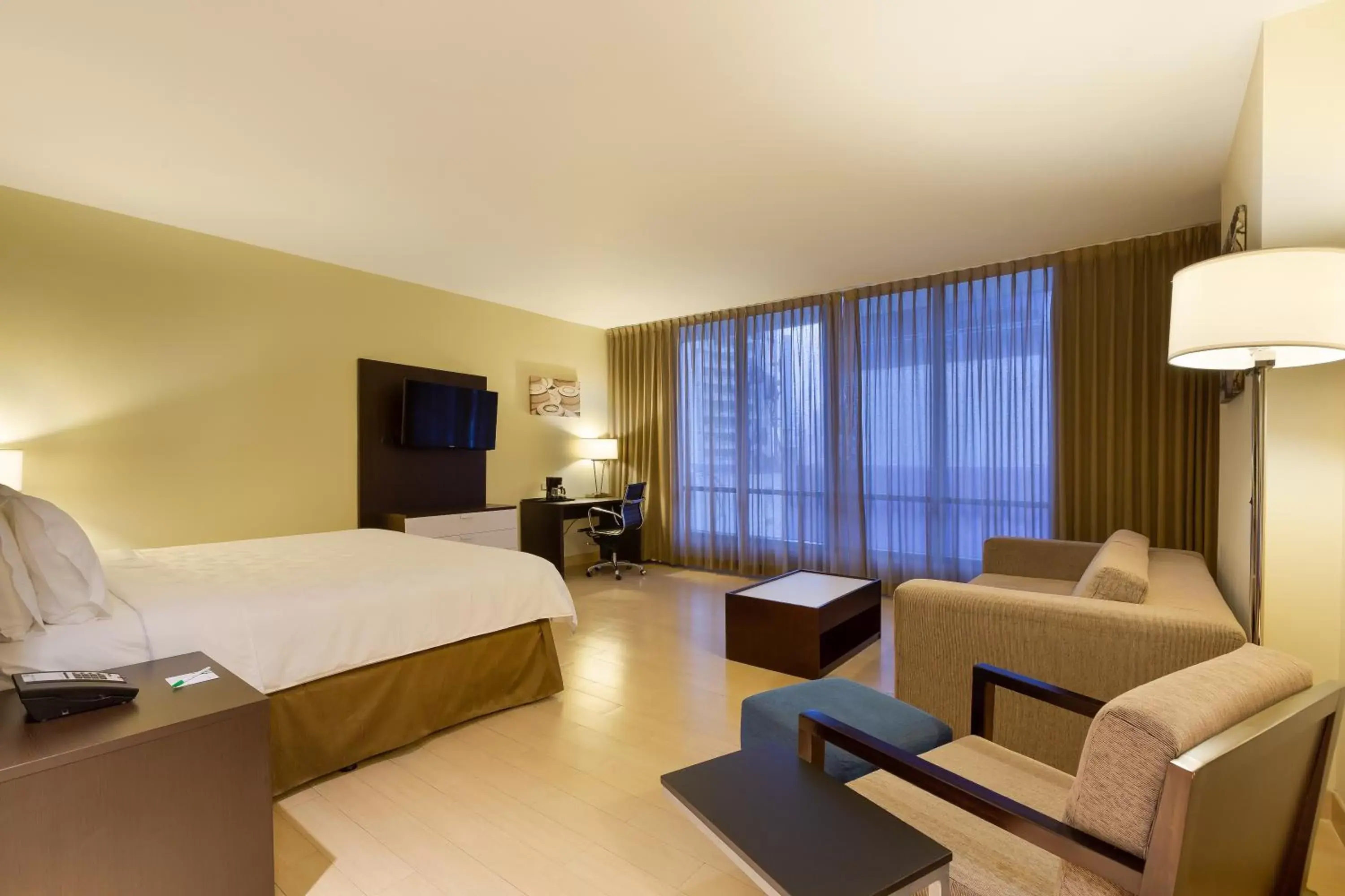 King Room - single occupancy - Disability Access in Holiday Inn Panama Distrito Financiero by IHG King Room - single occupancy - Disability Access in Holiday Inn Panama Distrito Financiero by IHG