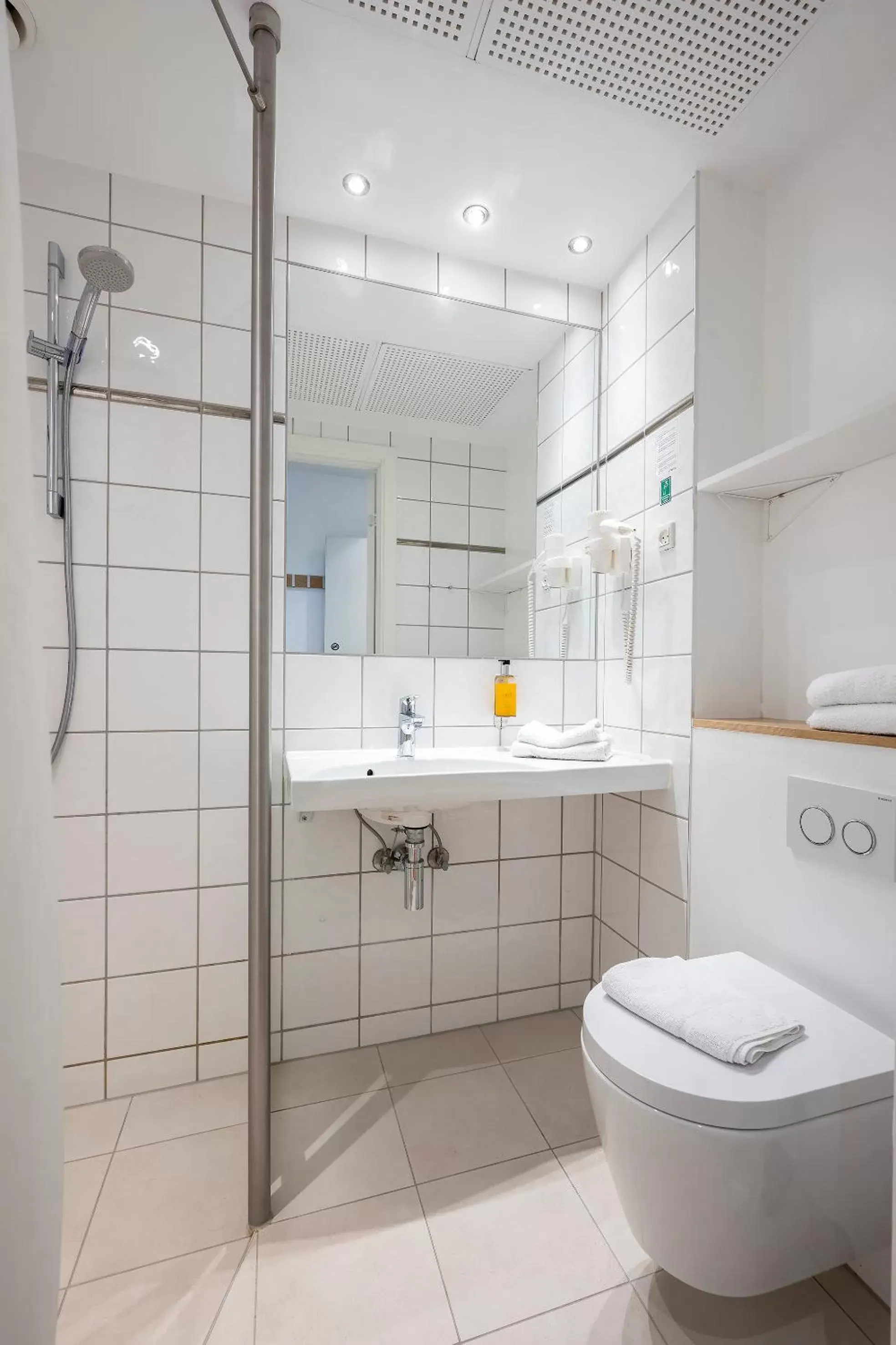 Shower, Bathroom in Go Hotel Ansgar