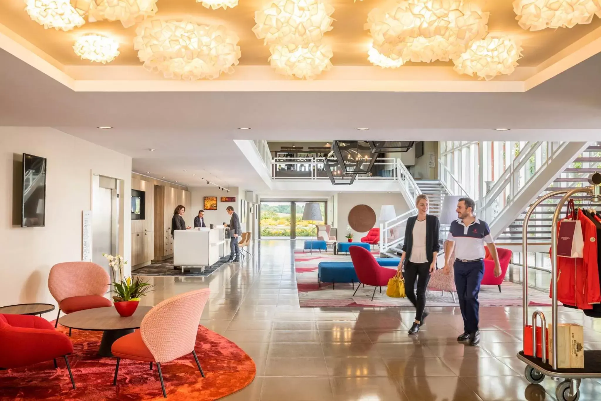 Staff, Lobby/Reception in Golf du Médoc Resort Bordeaux - MGallery