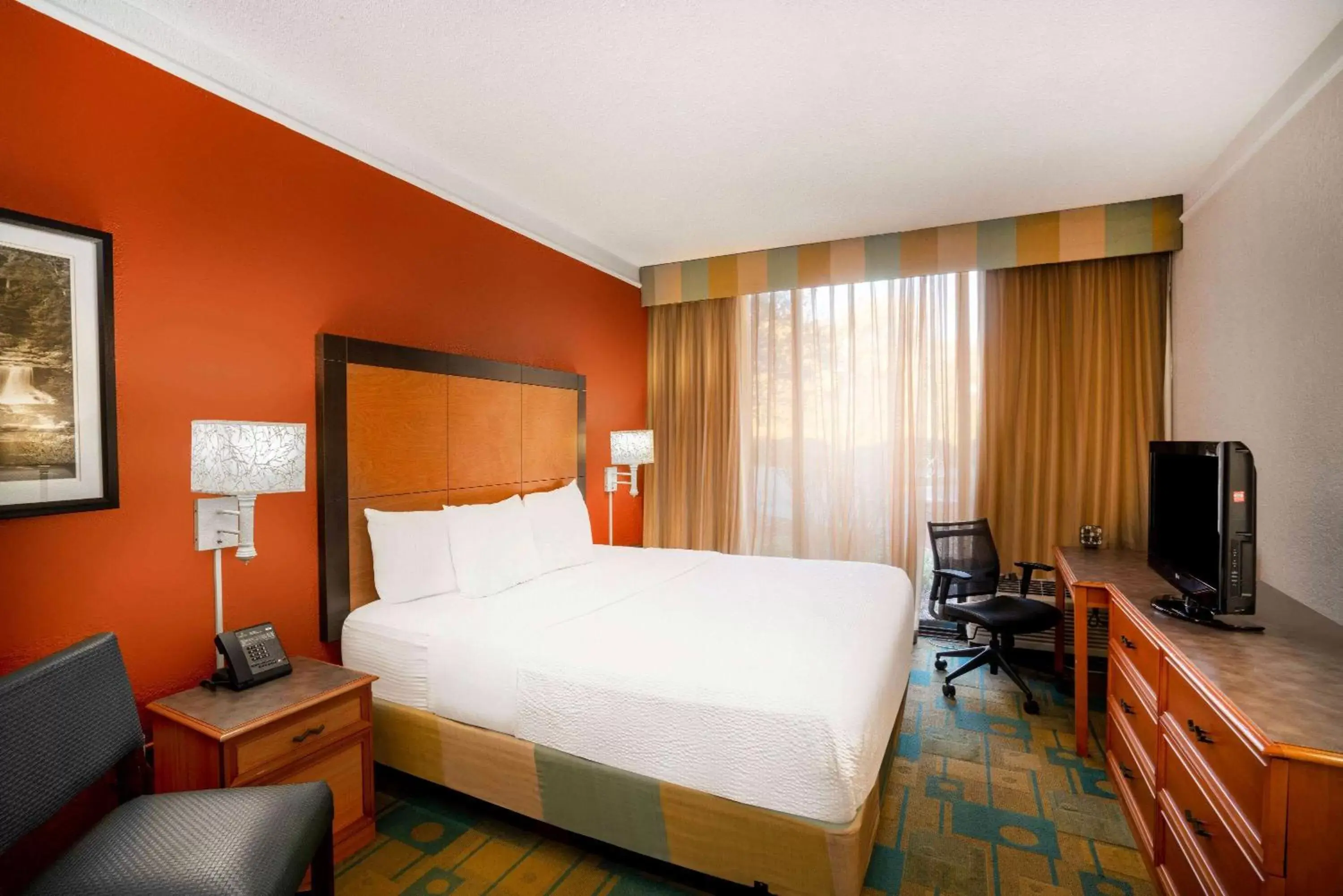 Photo of the whole room, Bed in La Quinta by Wyndham Nashville Airport/Opryland