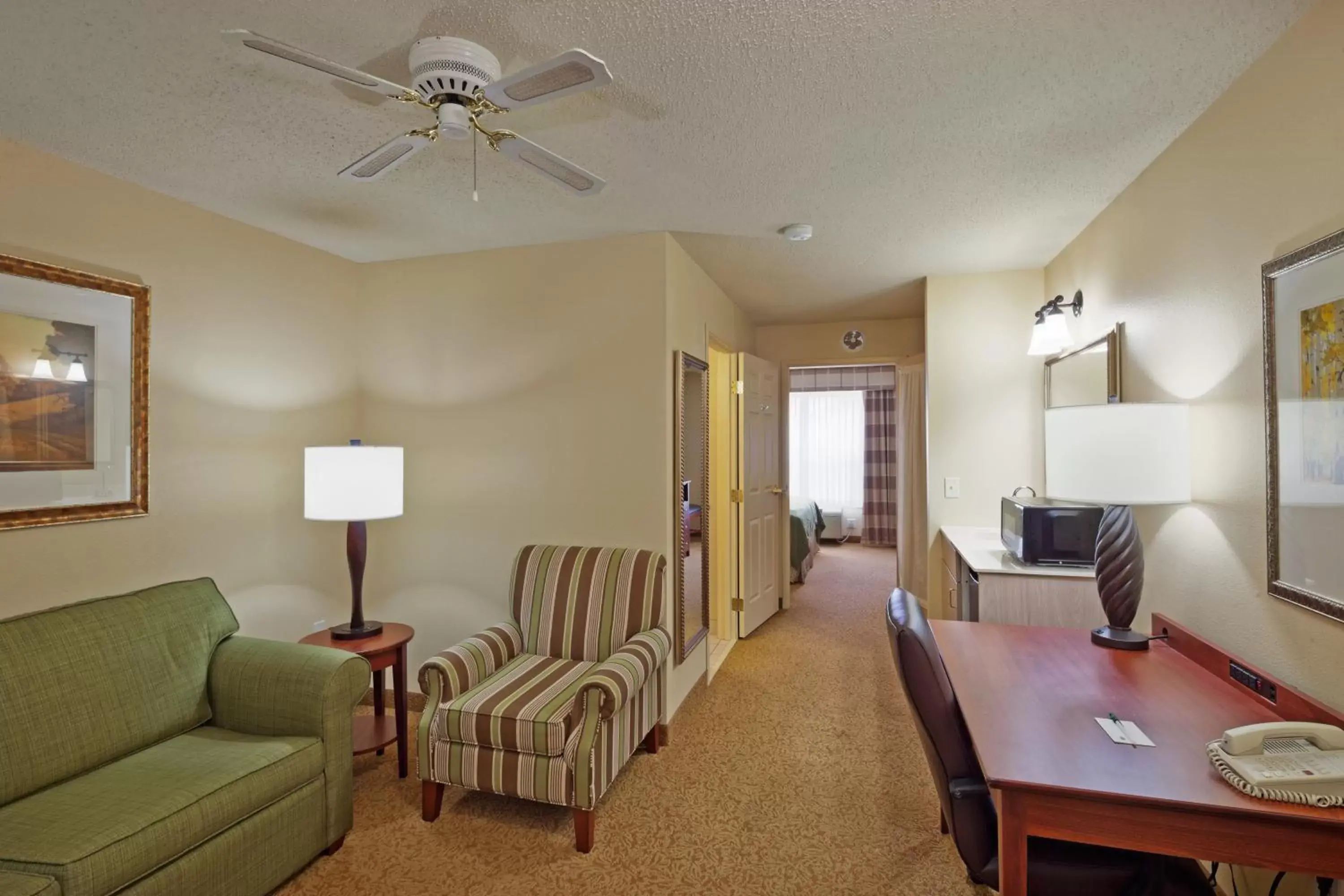 Living room, Seating Area in Country Inn & Suites by Radisson, Stevens Point, WI