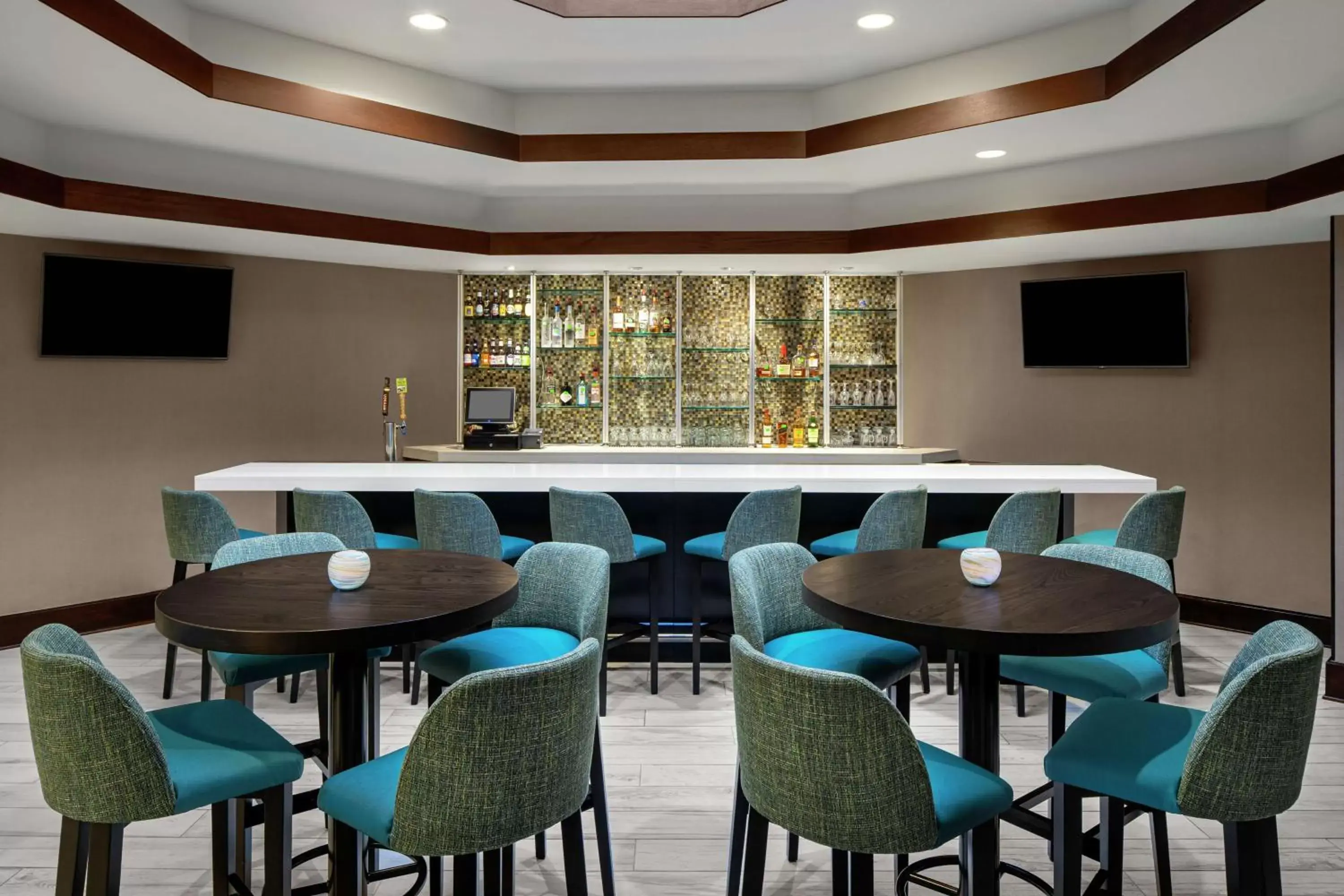 Restaurant/places to eat in DoubleTree Suites by Hilton Charlotte/SouthPark