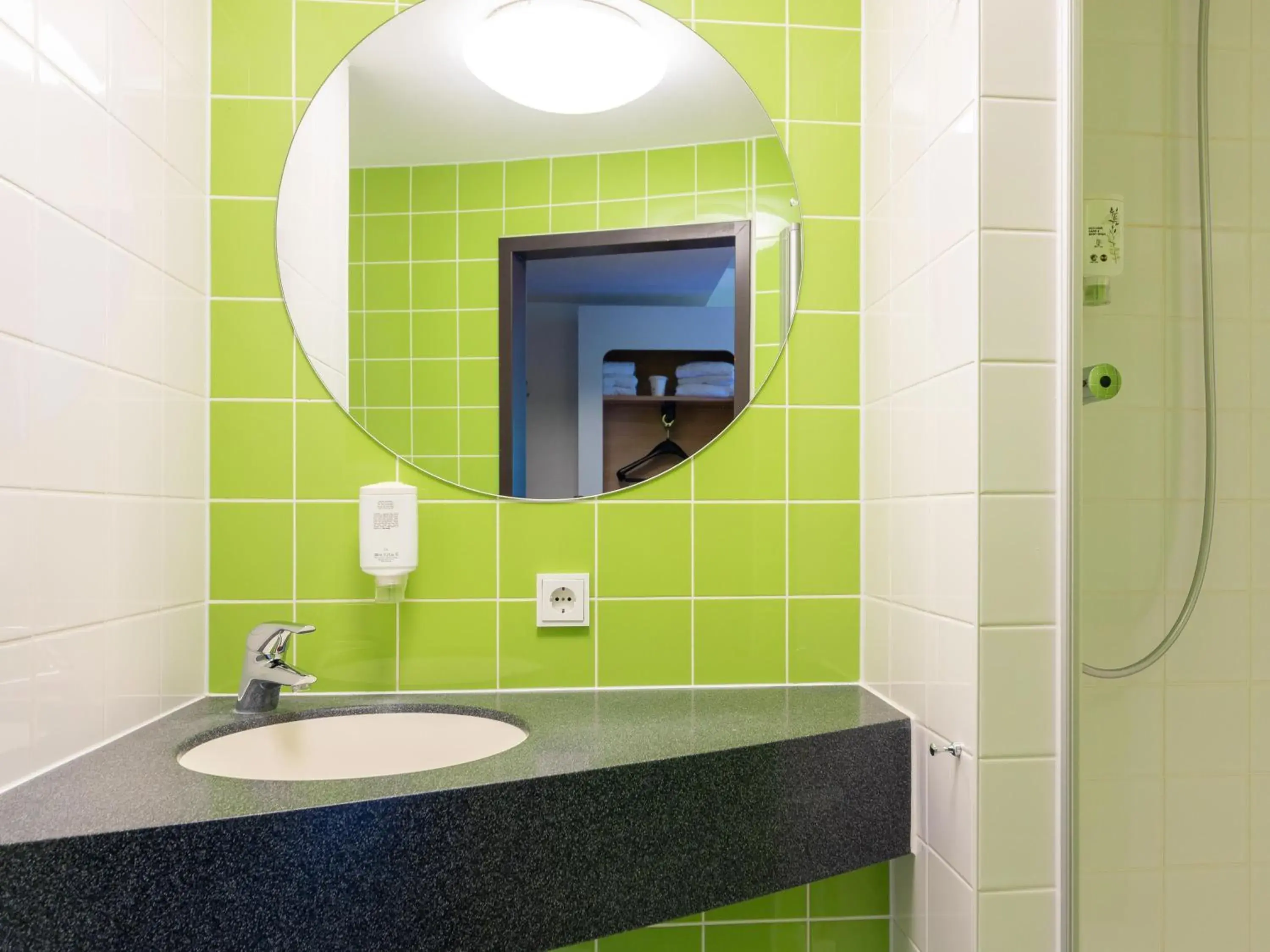 Shower, Bathroom in B&B Hotel Dortmund Messe