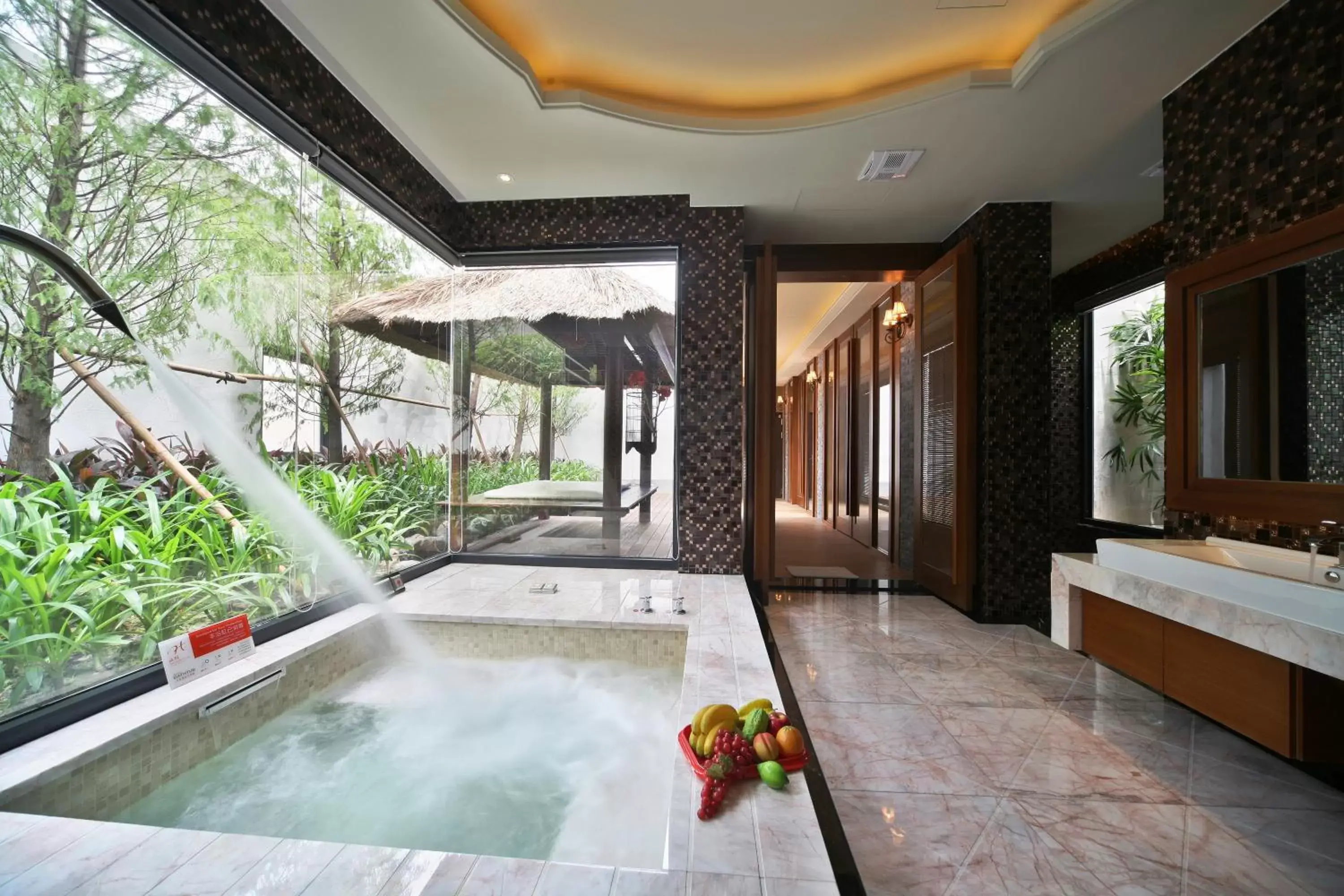 Bathroom, Swimming Pool in Han Guan Motel