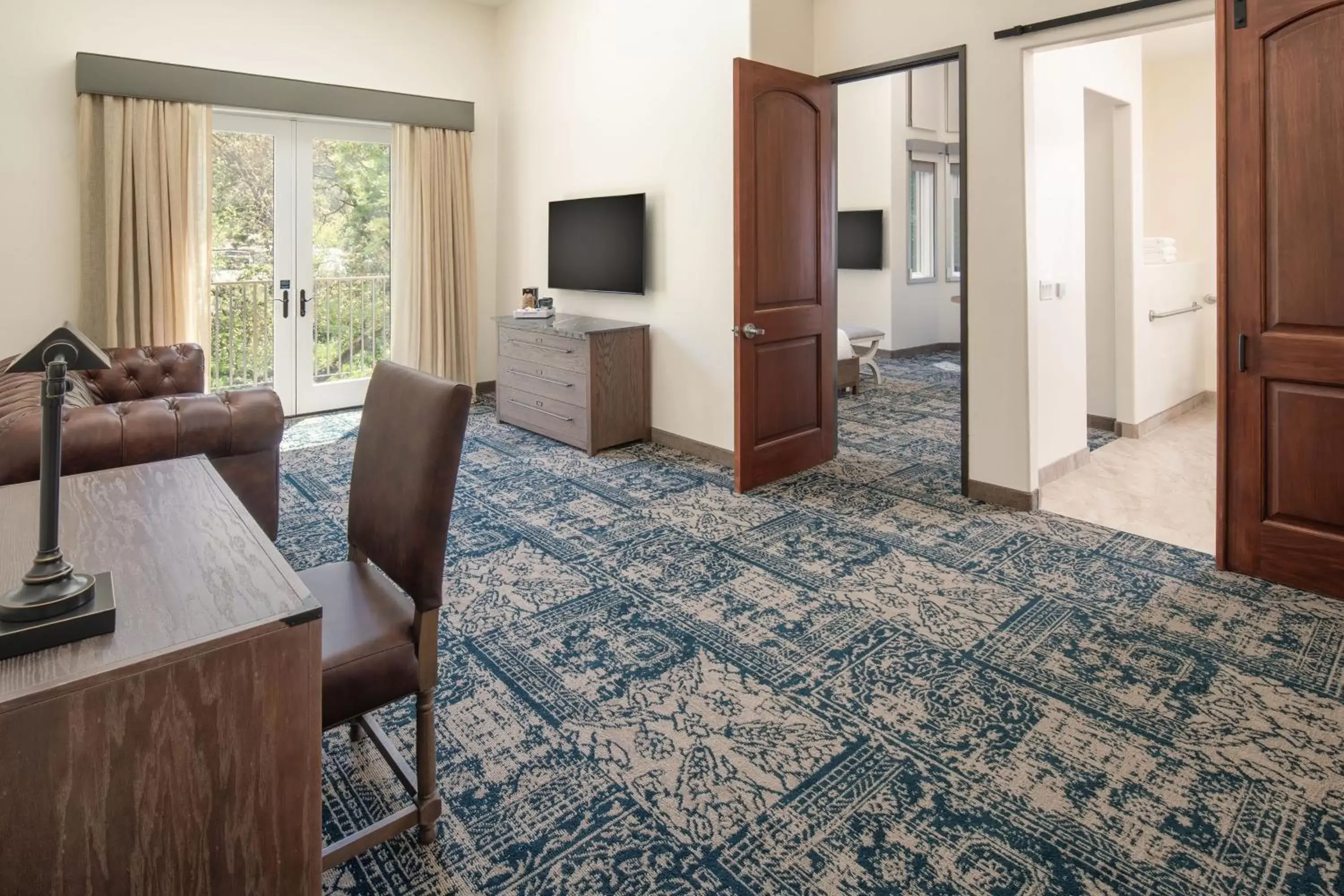 Living room, Seating Area in Four Points by Sheraton Santa Cruz Scotts Valley