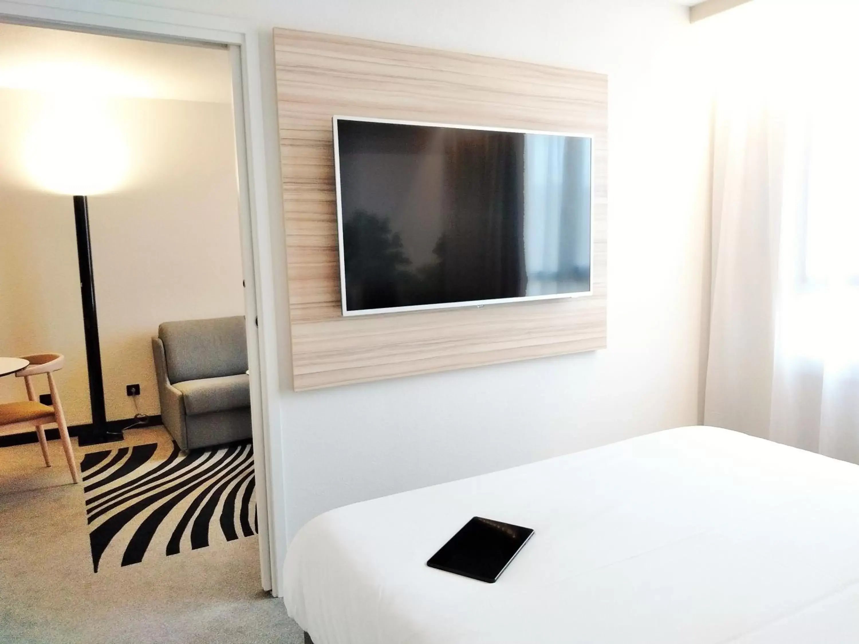 Bed, TV/Entertainment Center in Novotel Suites Montpellier Antigone