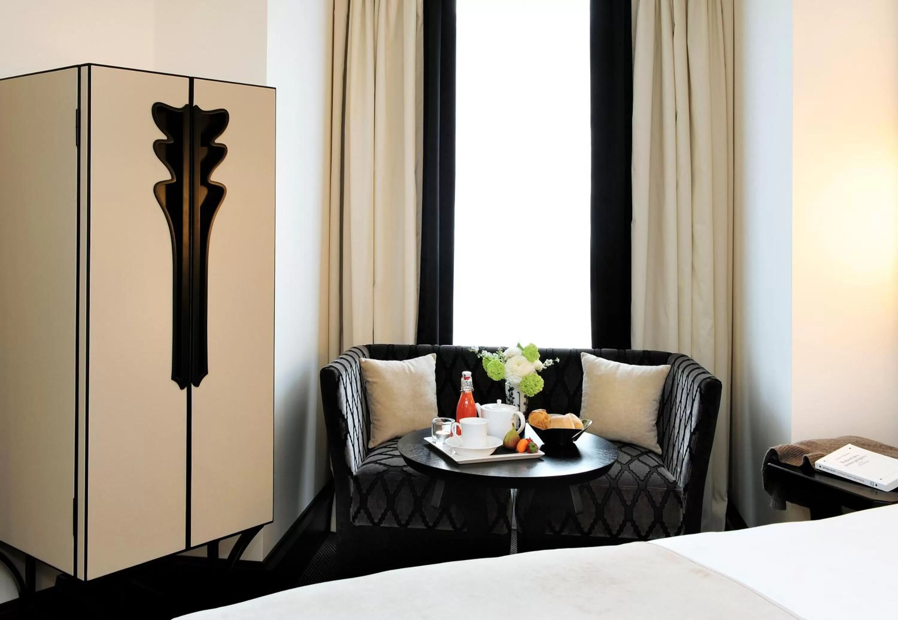 Bed in Hôtel Tiffany by Fassbind