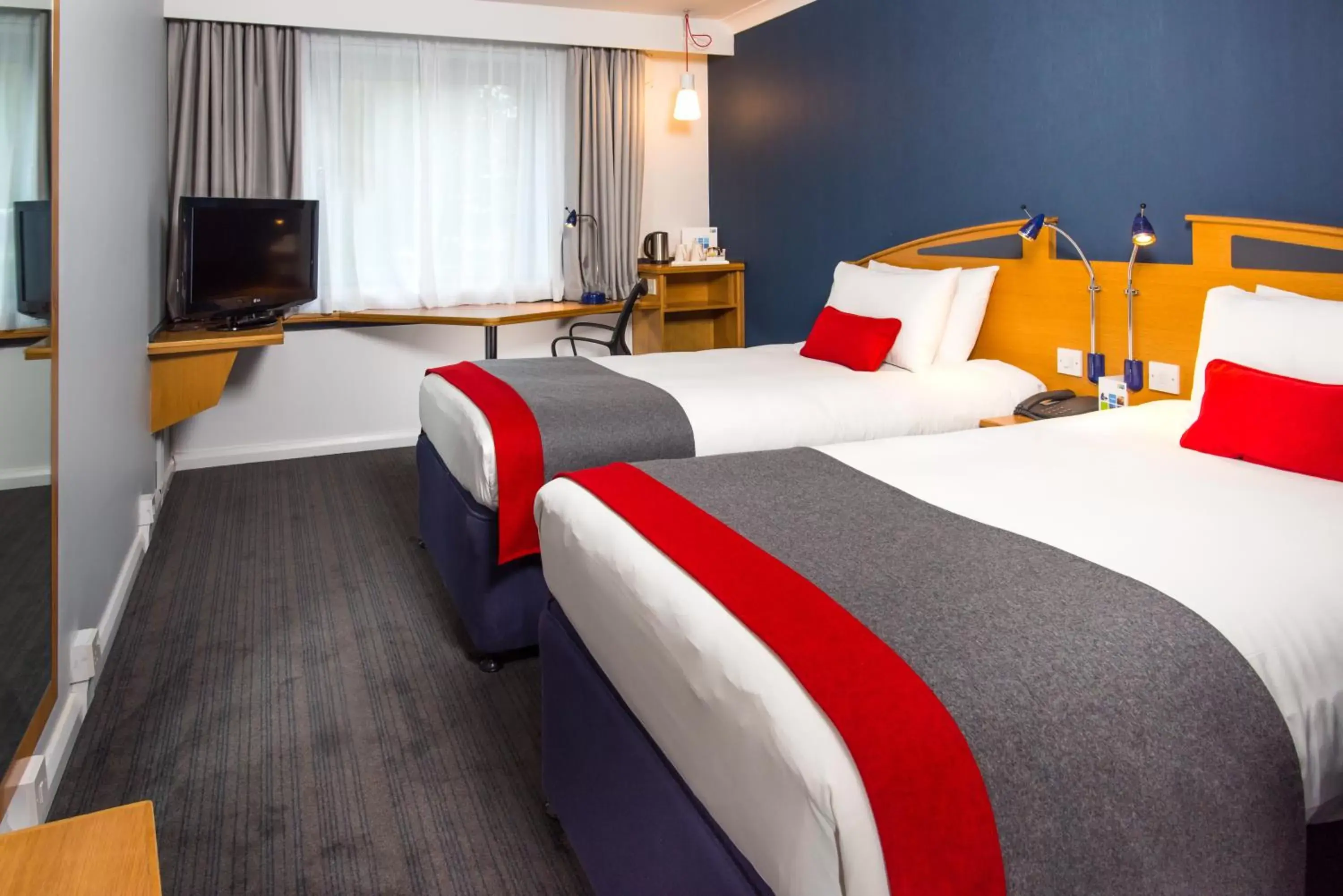 Photo of the whole room, Bed in Holiday Inn Express East Midlands Airport, an IHG Hotel