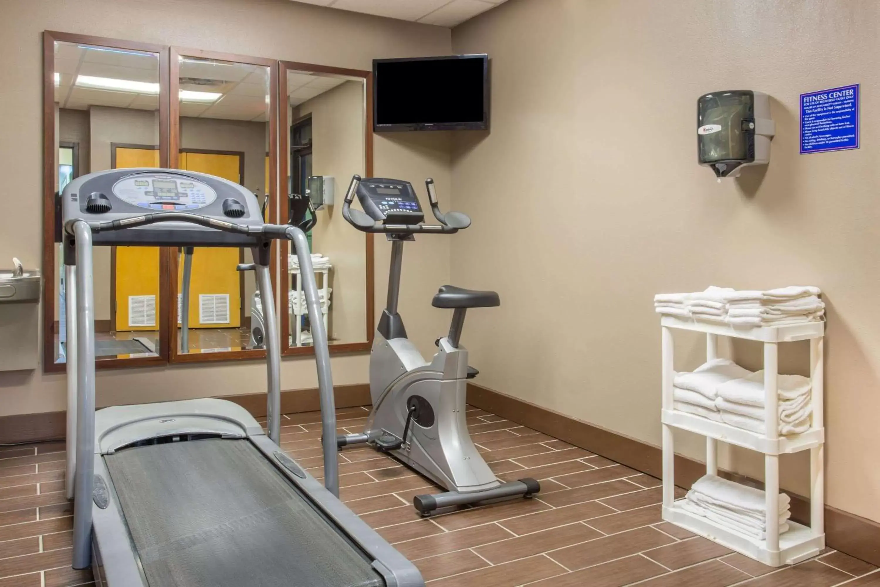 Fitness centre/facilities, Fitness Center/Facilities in Howard Johnson by Wyndham Ocala FL