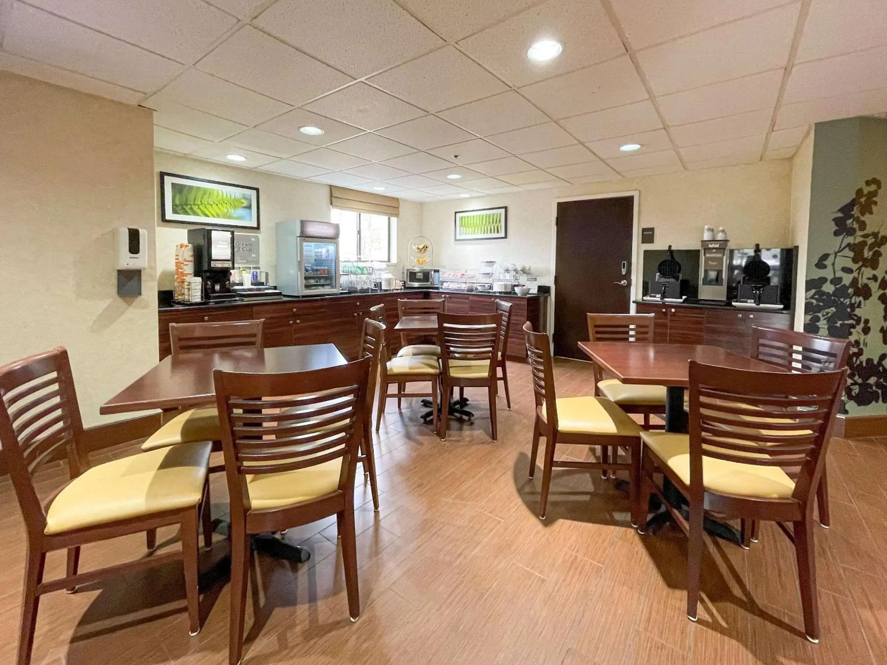 Restaurant/Places to Eat in Sleep Inn near Penn State - State College