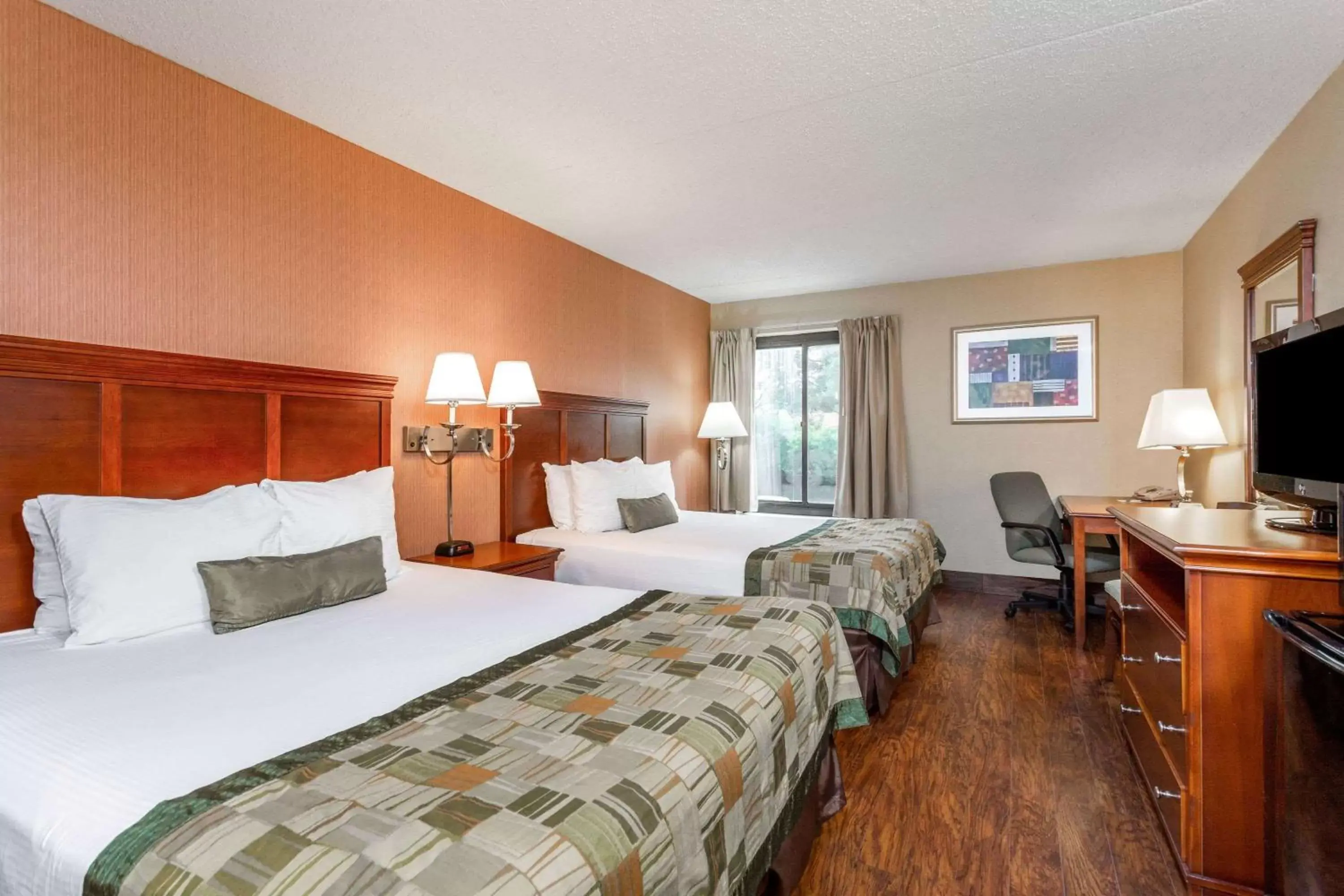 Photo of the whole room, Bed in Days Inn by Wyndham Westminster