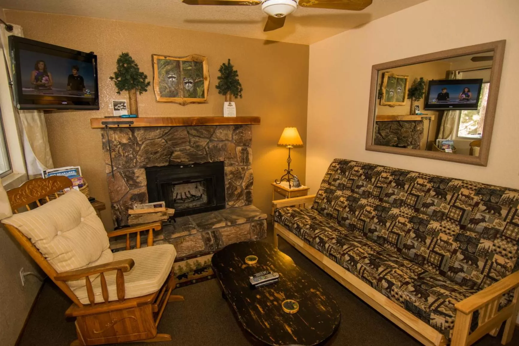 Living room, Seating Area in Hillcrest Suites & Cabins