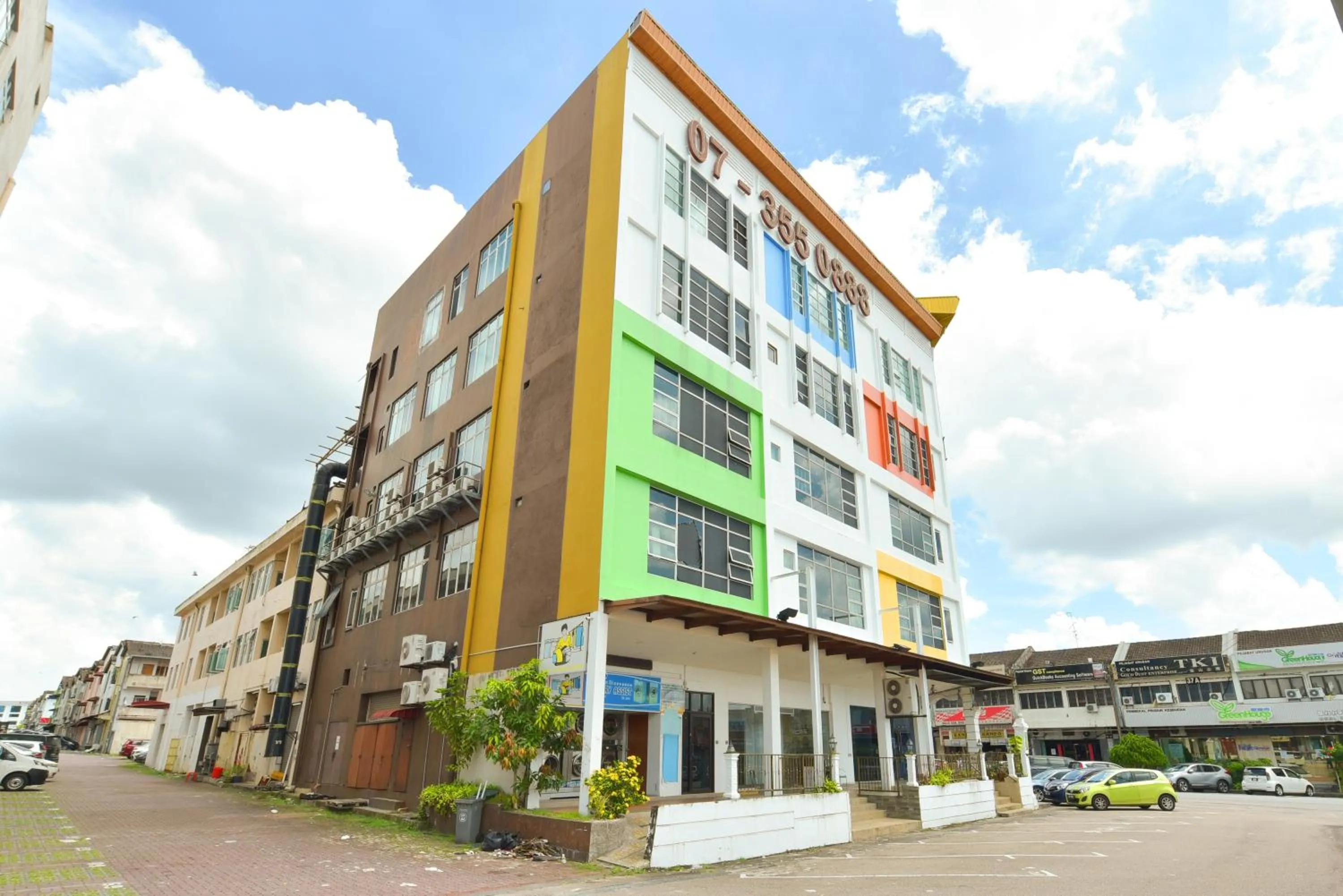 Facade/entrance in Townhouse OAK Hotel Holmes Johor Jaya