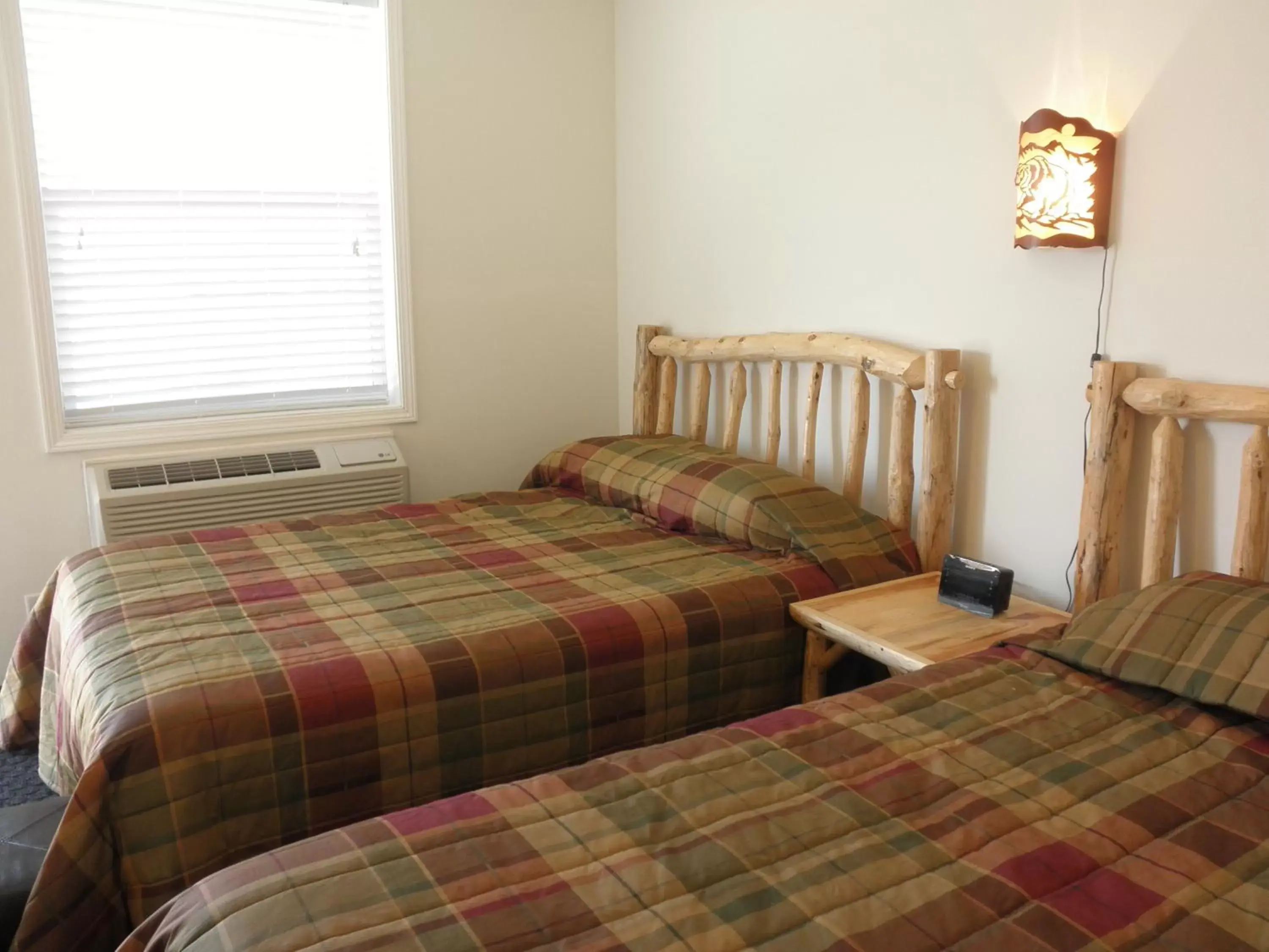 Bedroom, Bed in Bear's Den Lodge