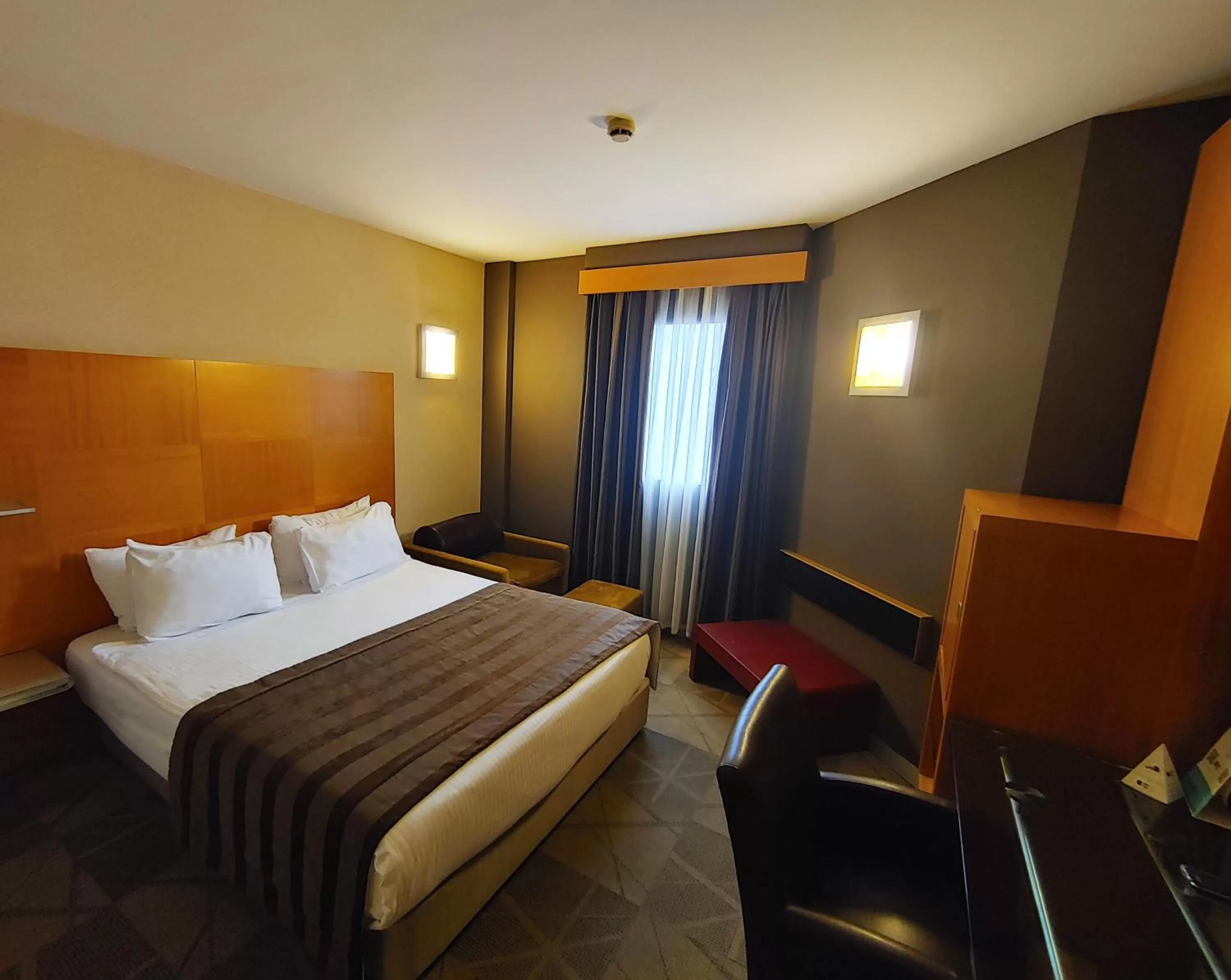 Photo of the whole room, Bed in Point Hotel Taksim